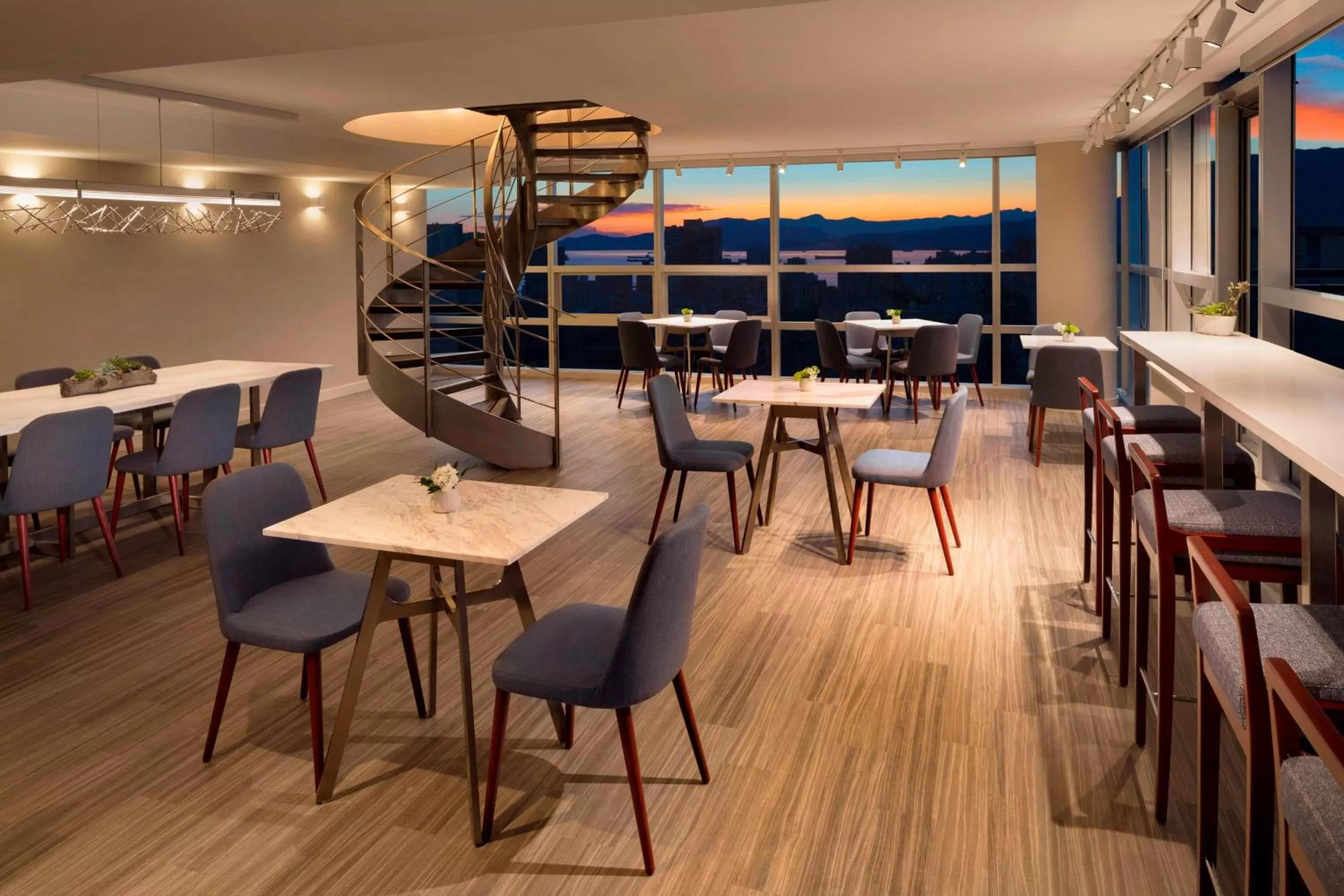 Lounge or bar in Sheraton Vancouver Wall Centre