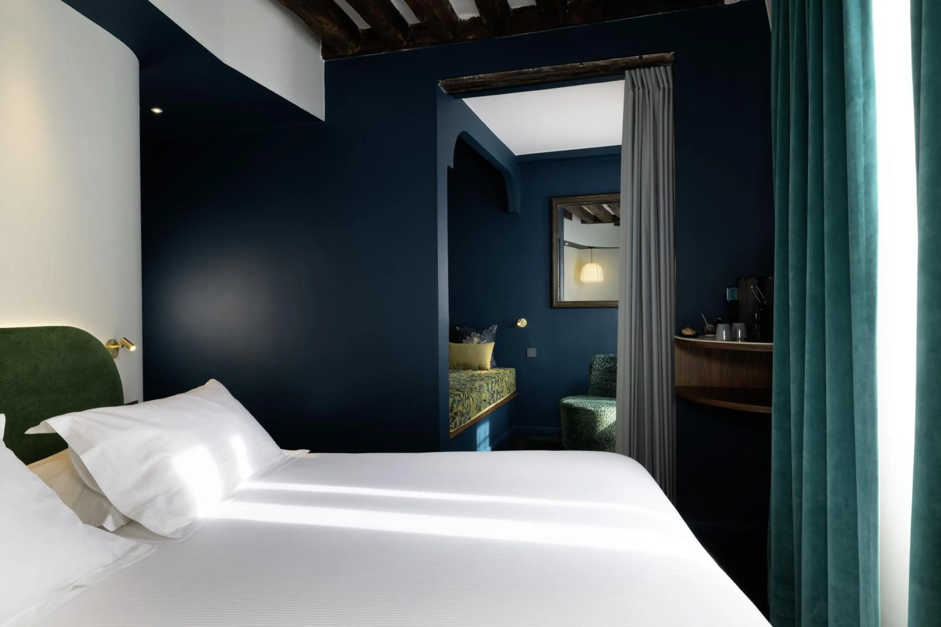 Bed in Hotel L de Lutece - Notre-Dame