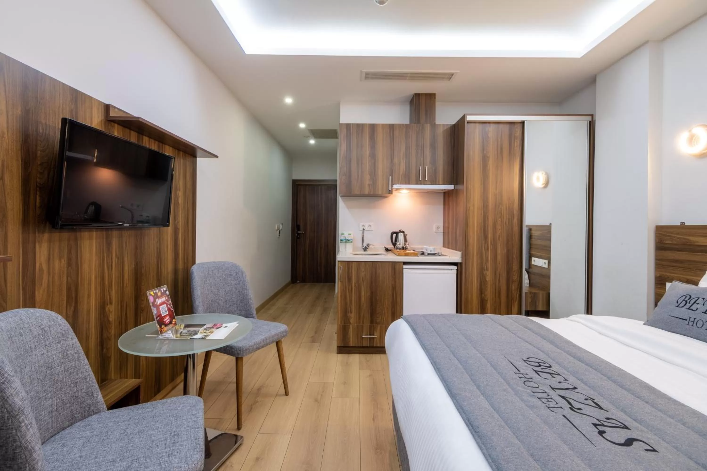 Bed, TV/Entertainment Center in Beyzas Hotels & Suites