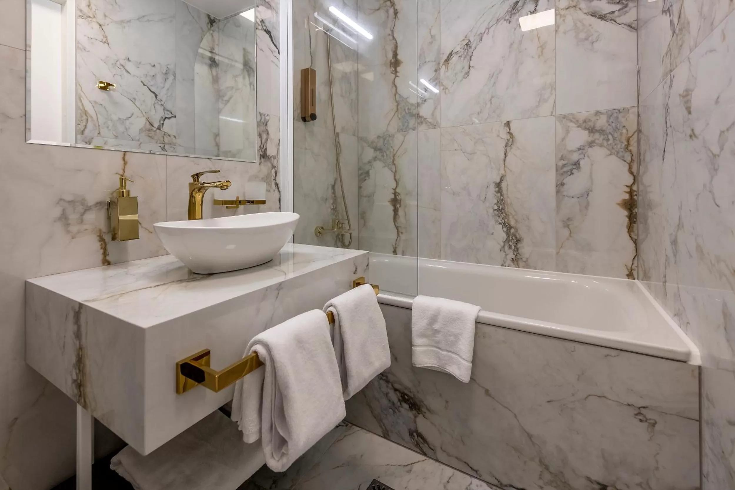 Bathroom in St Palace Hotel