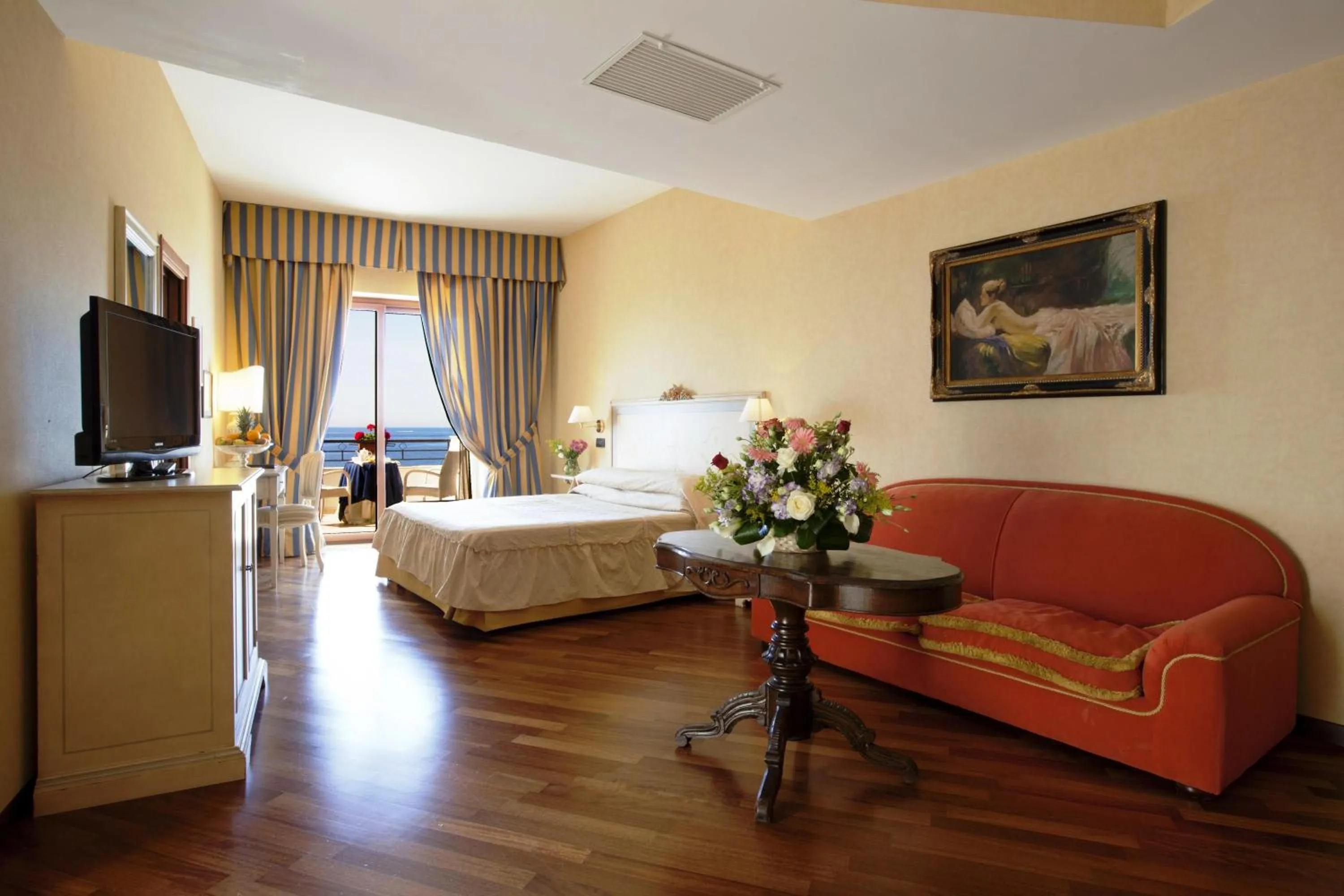 Photo of the whole room, Bed in Punta Campanella Resort & Spa