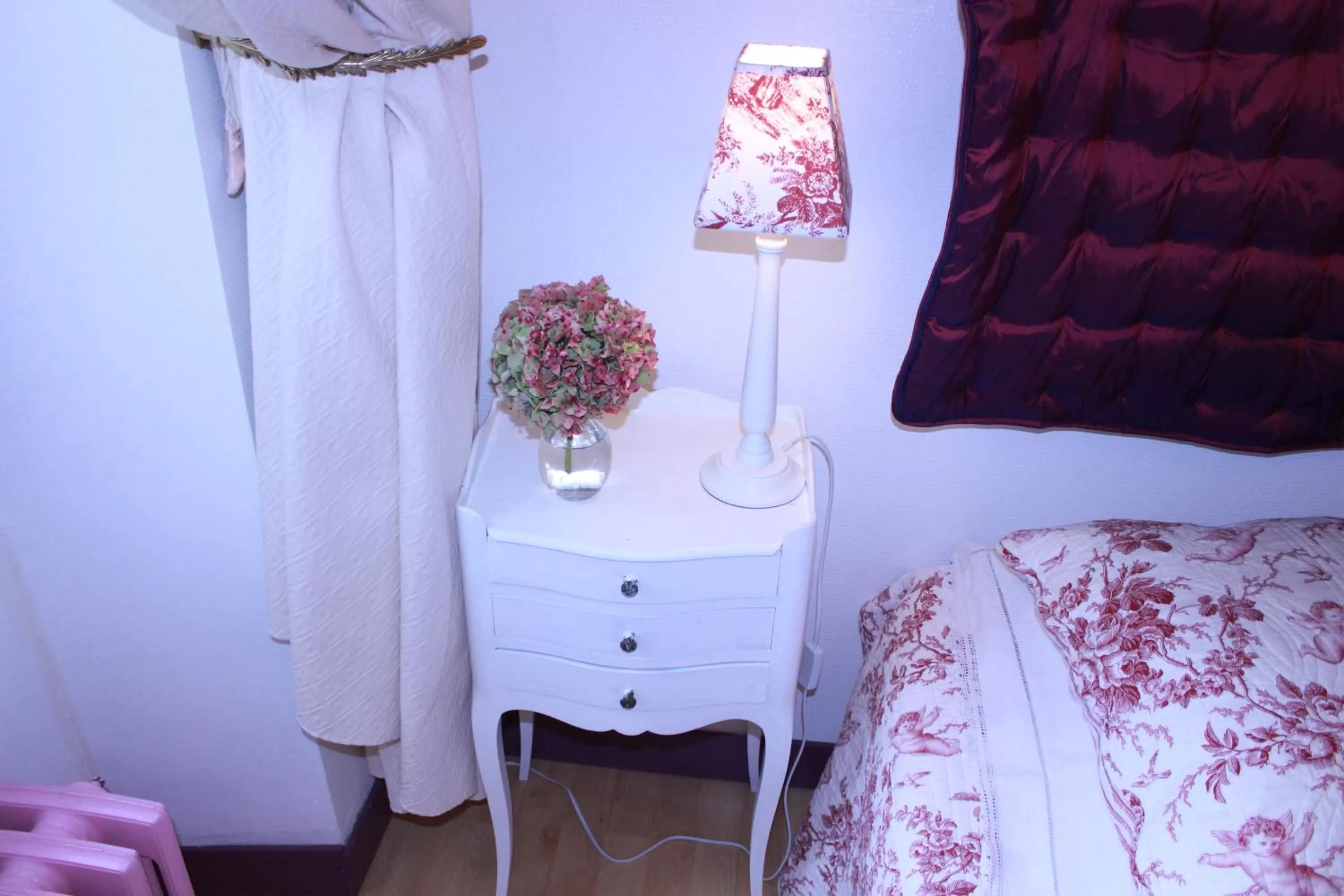 Bedroom, Bed in La Demeure aux Hortensias