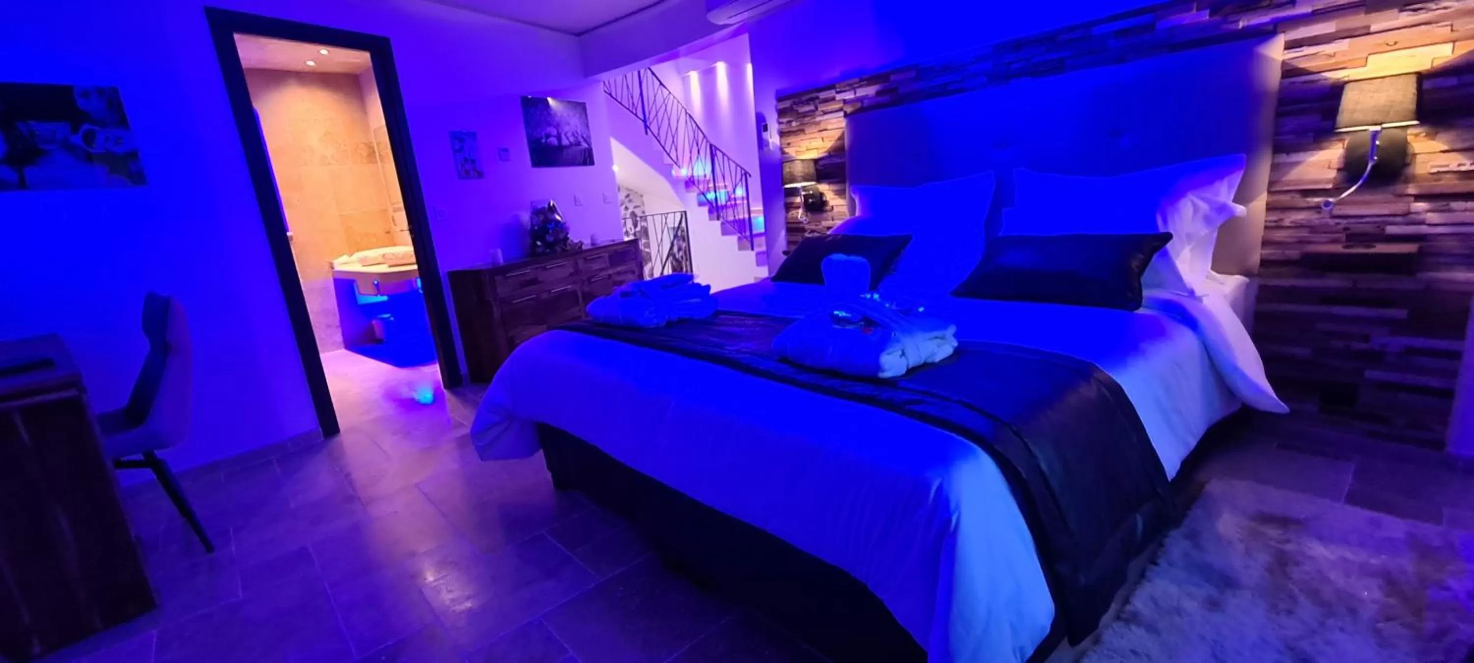 Bedroom, Bed in Loveroom La Garçonn'Hyères