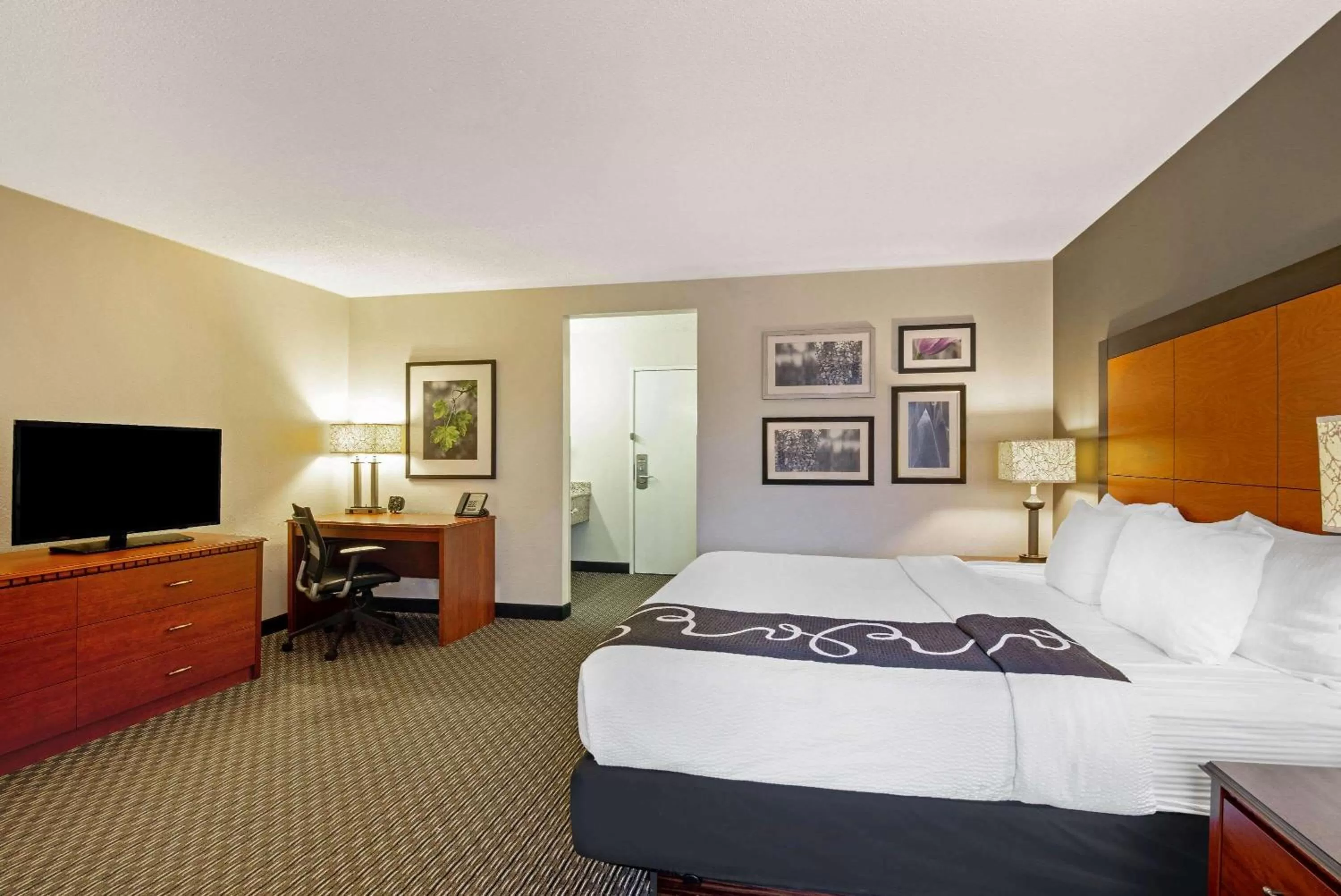 Photo of the whole room, Bed in La Quinta by Wyndham Harrisburg Airport Hershey