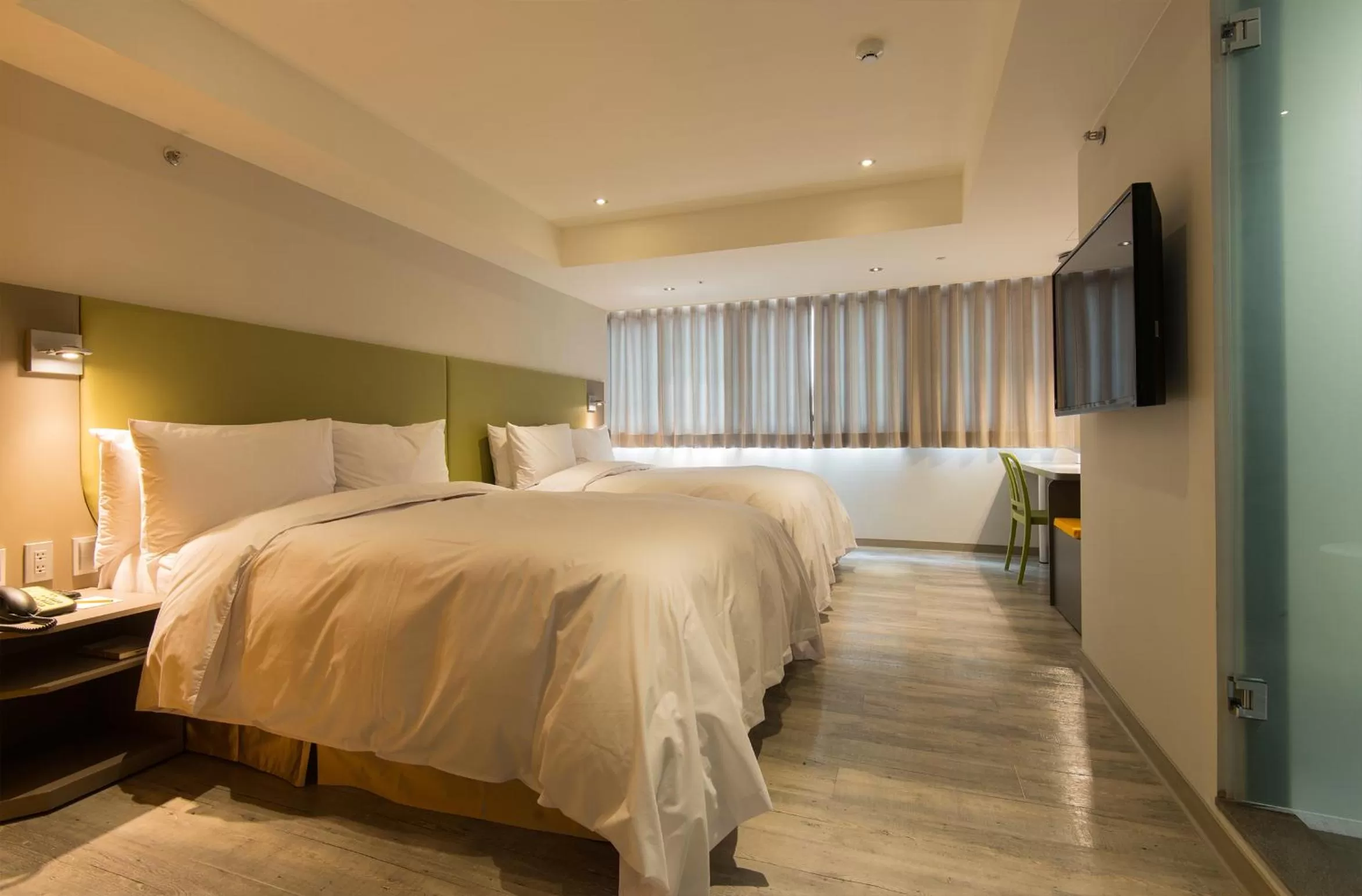 Photo of the whole room, Bed in Horizon Inn