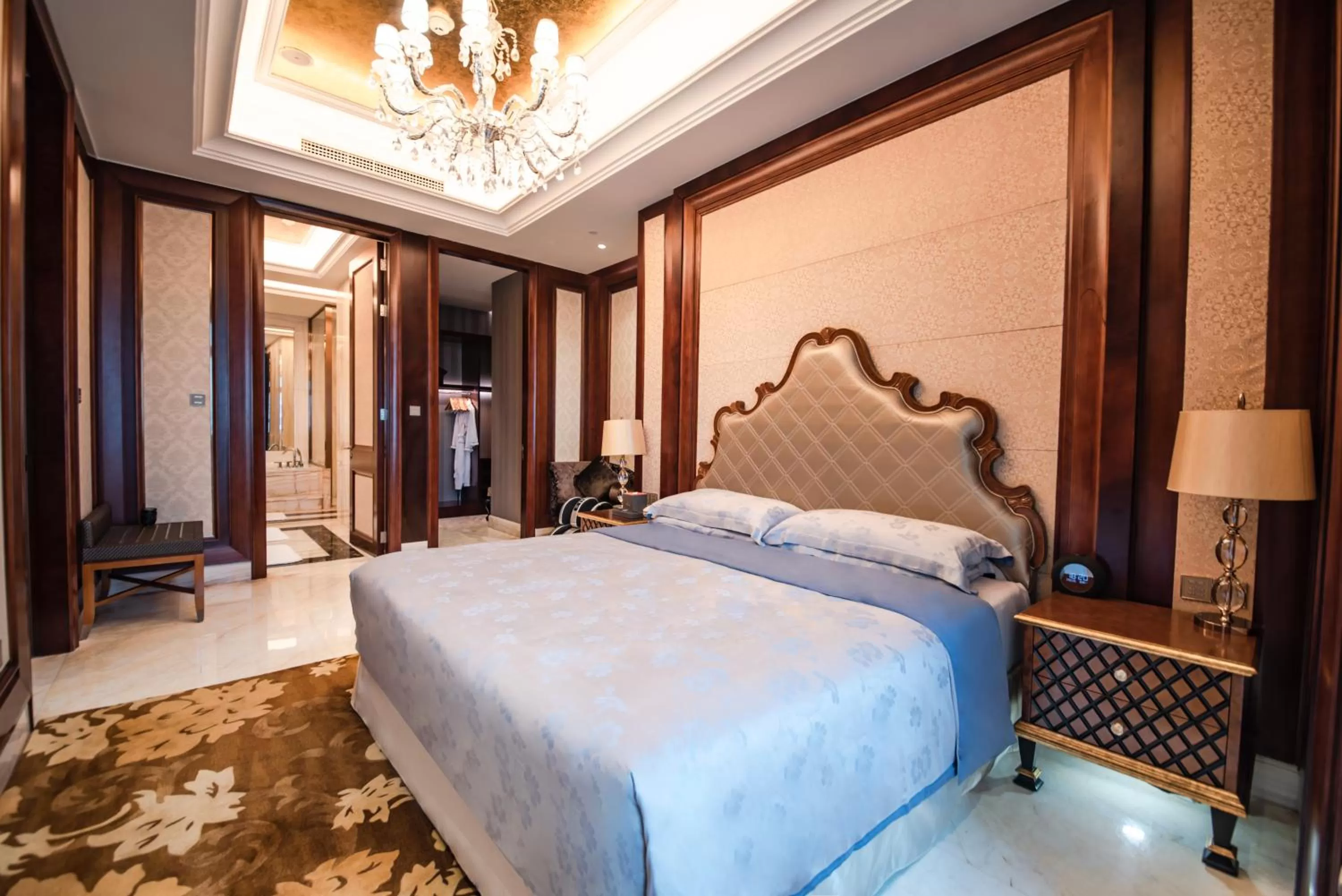 Photo of the whole room, Bed in Sheraton Shantou Hotel