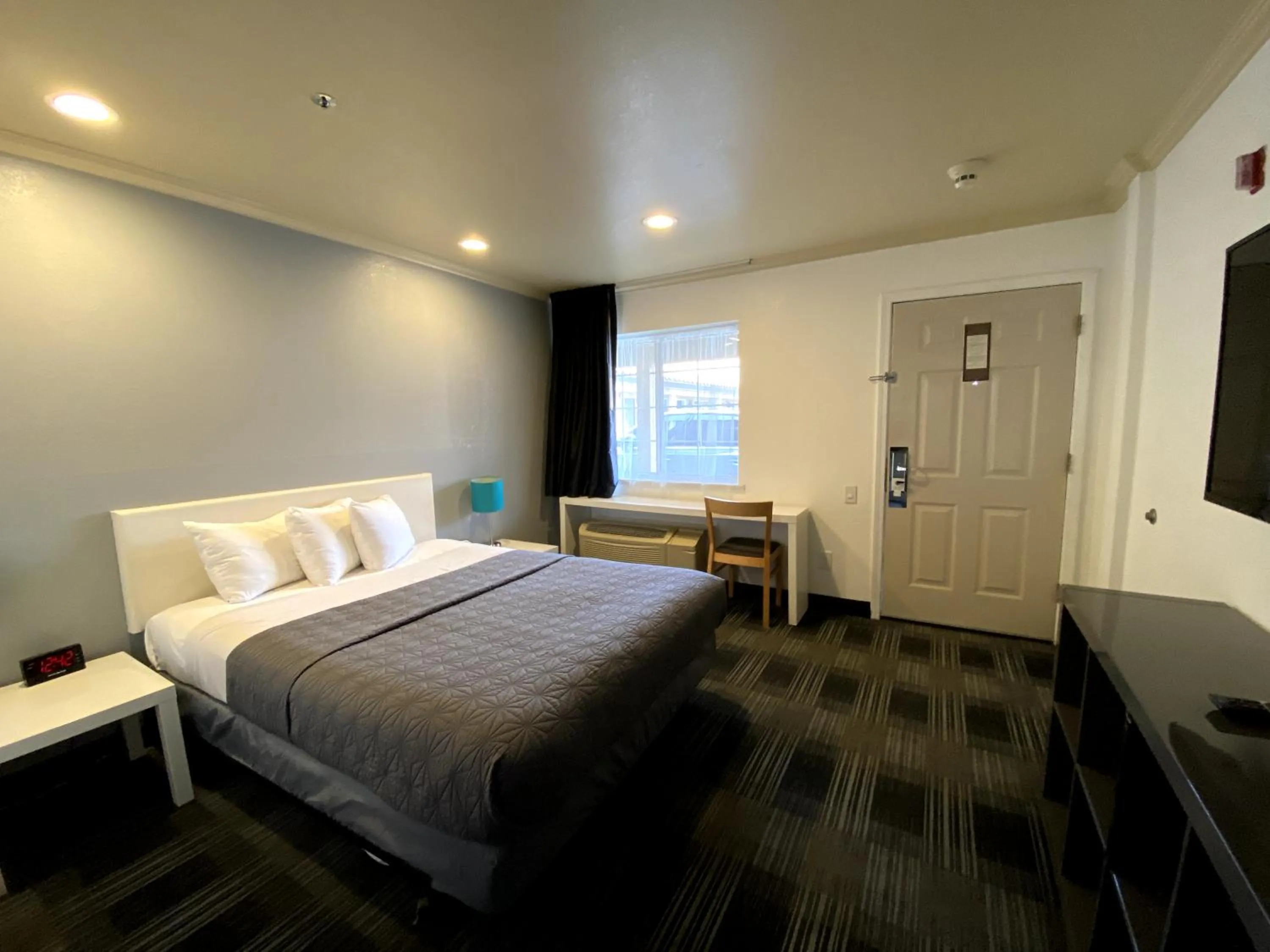 Photo of the whole room, Bed in BridgePoint Inn Daly City