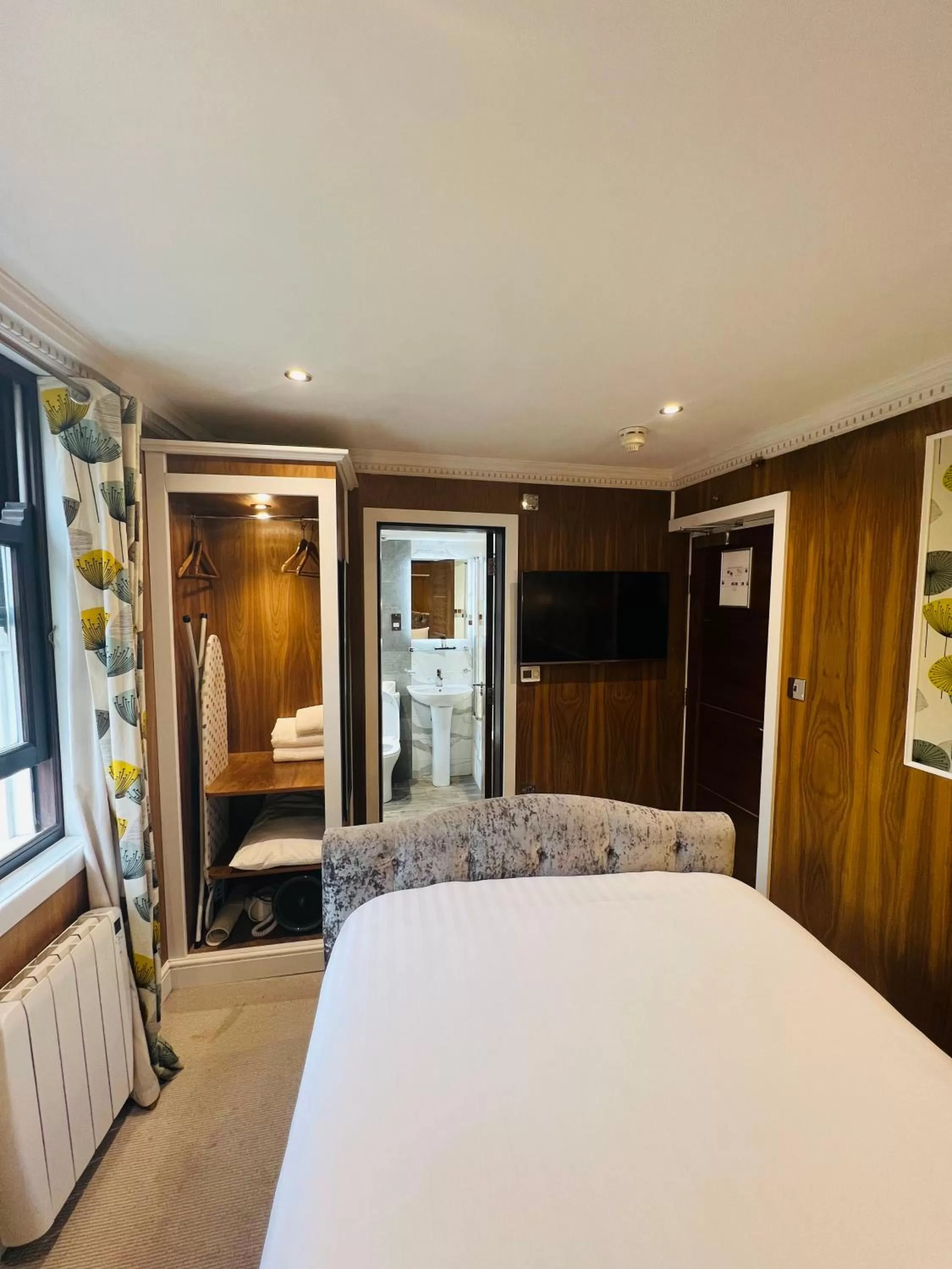 Photo of the whole room, Bed in Cheshire Hotel Central London