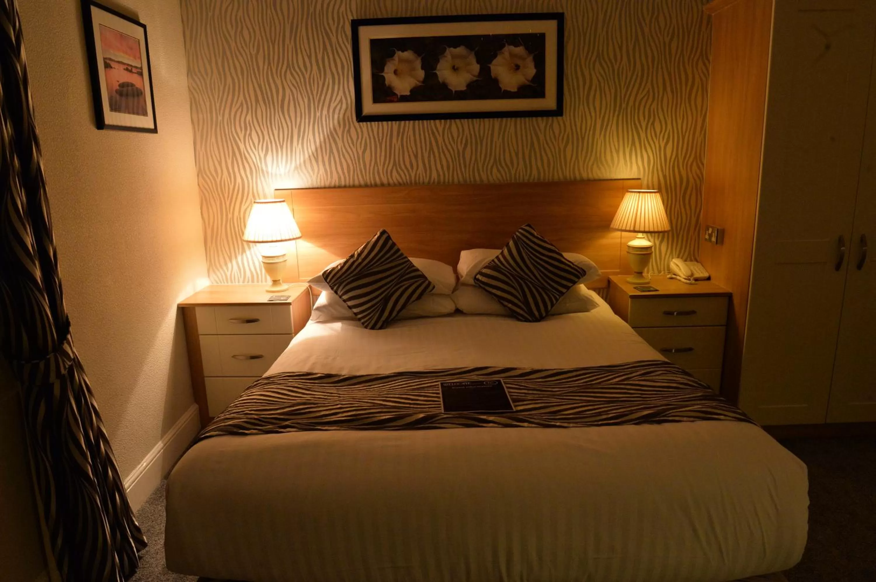 Bed in Lauriston & Lawton Court Hotel