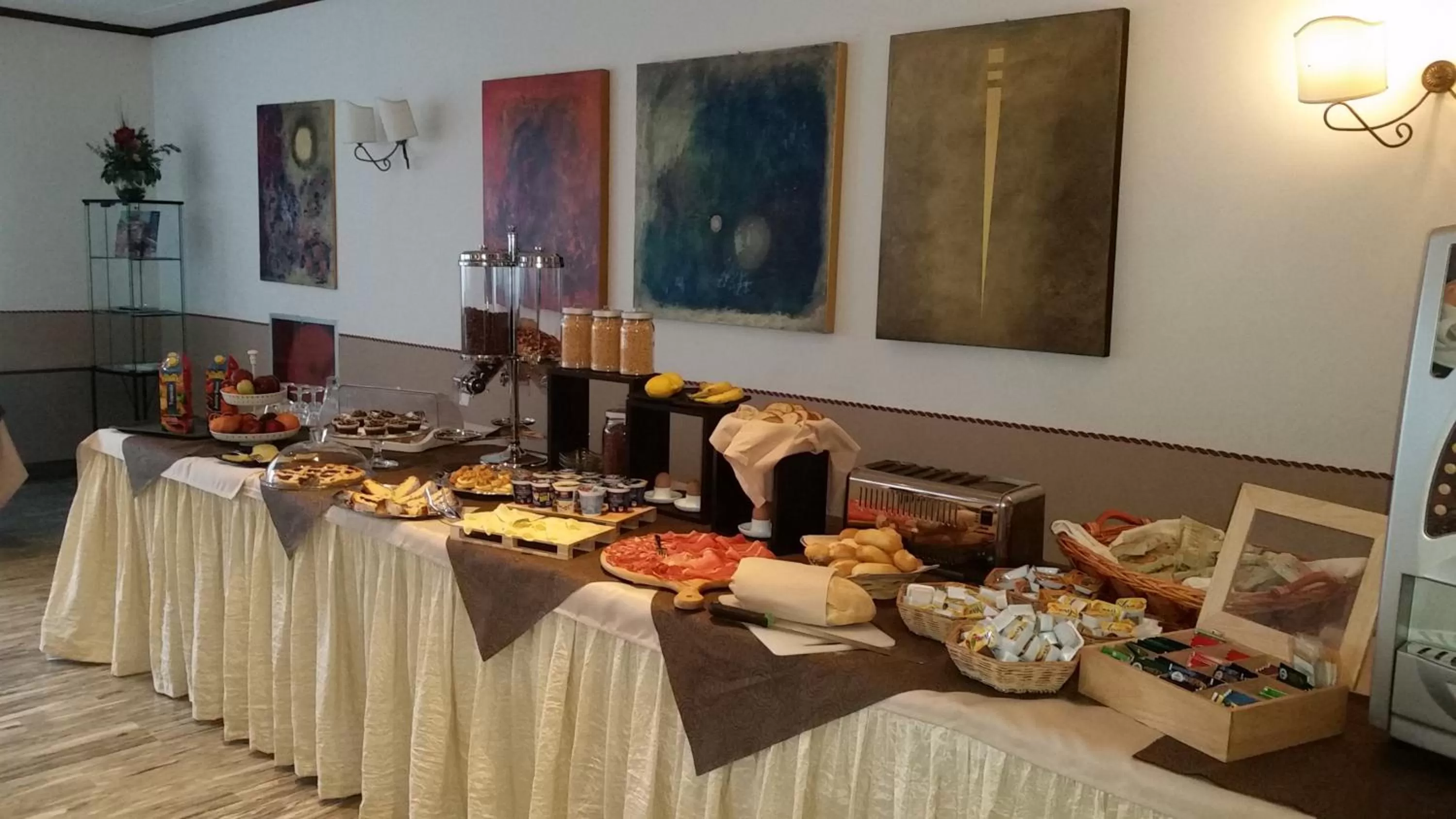 Food and drinks in Hotel Monti