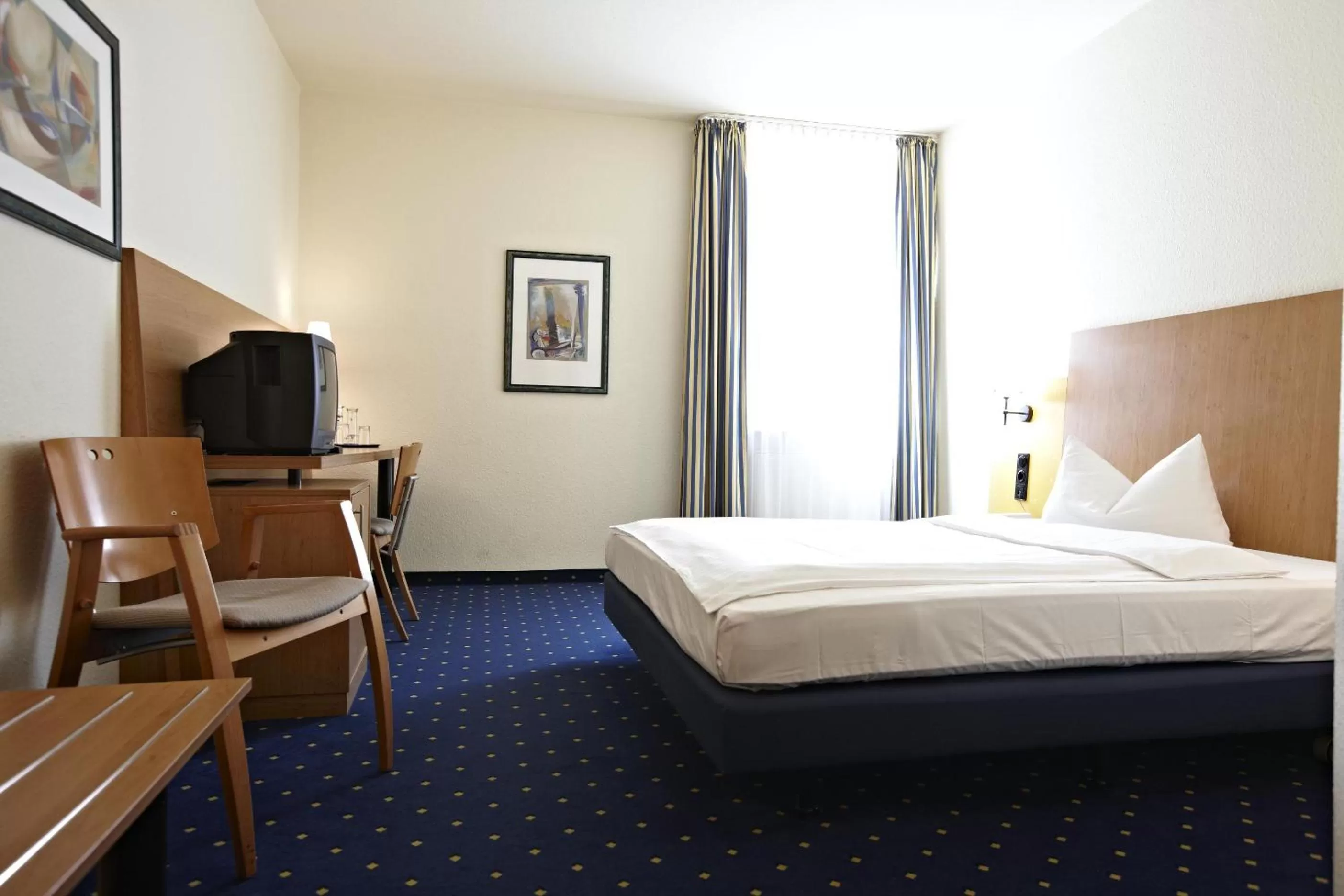 Photo of the whole room, Bed in IntercityHotel Stralsund
