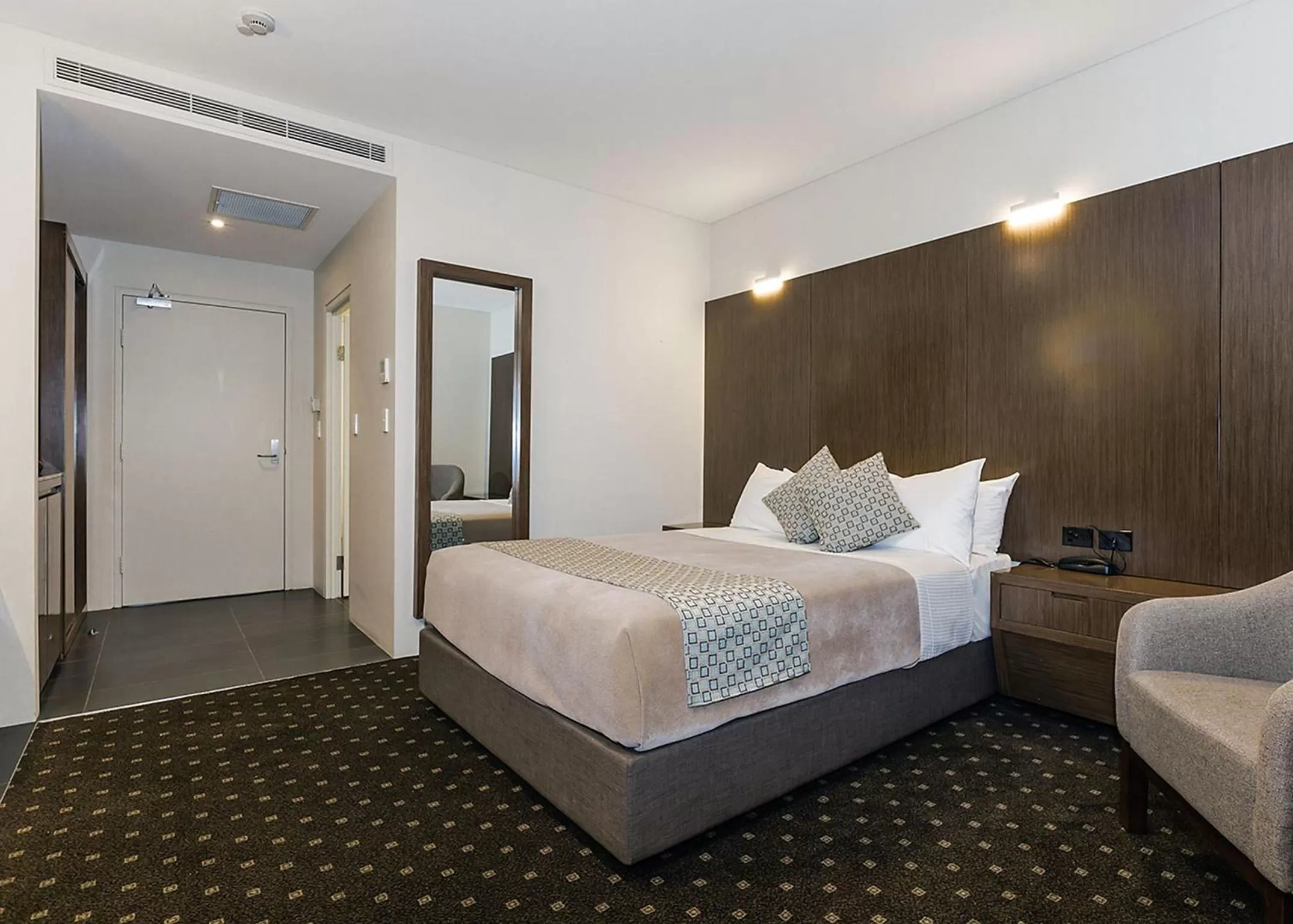 Deluxe Queen Room in Bankstown Motel 10