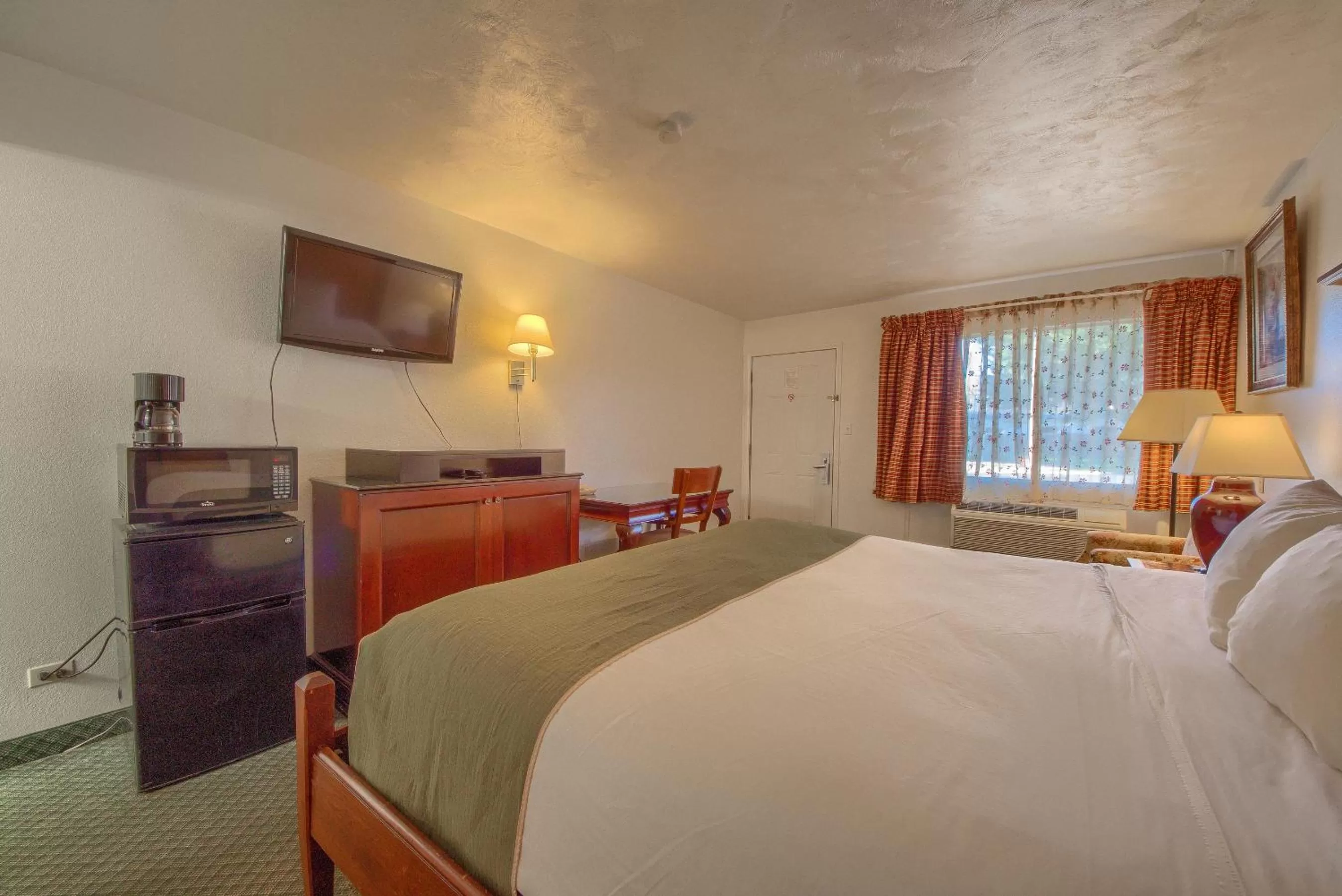 Bed in Americas Best Value Inn Uvalde