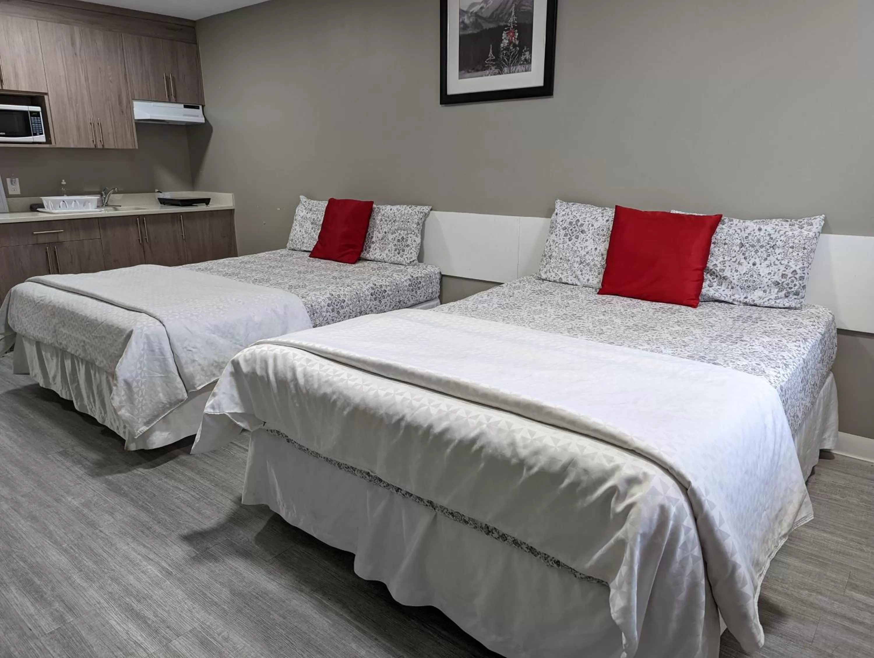 Photo of the whole room, Bed in Riverside Motel & Suites