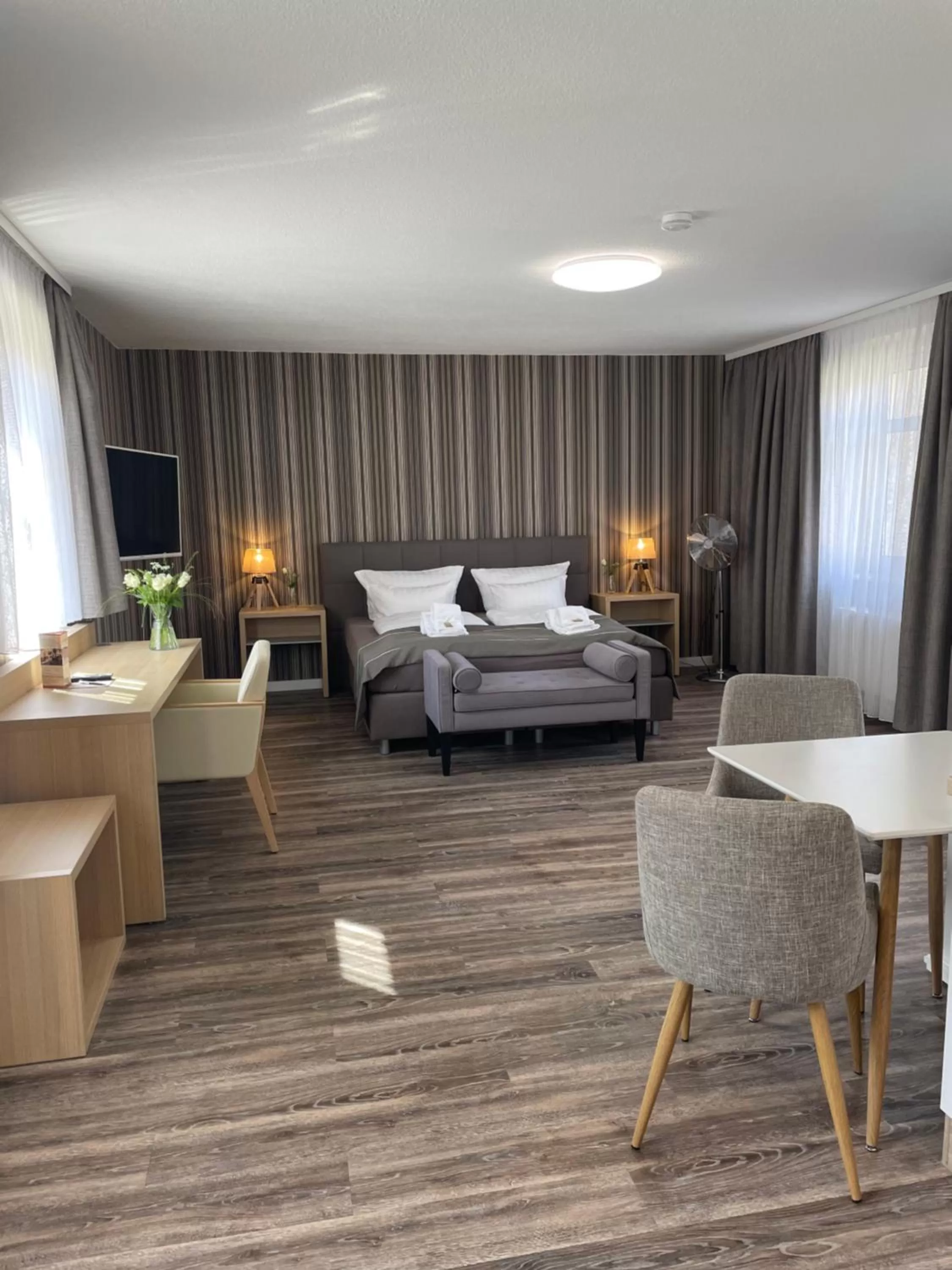 Dining area, Bed in "Zur Altstadt - Am Fuße der Osterburg" Gaststätte, Pension, FEWO