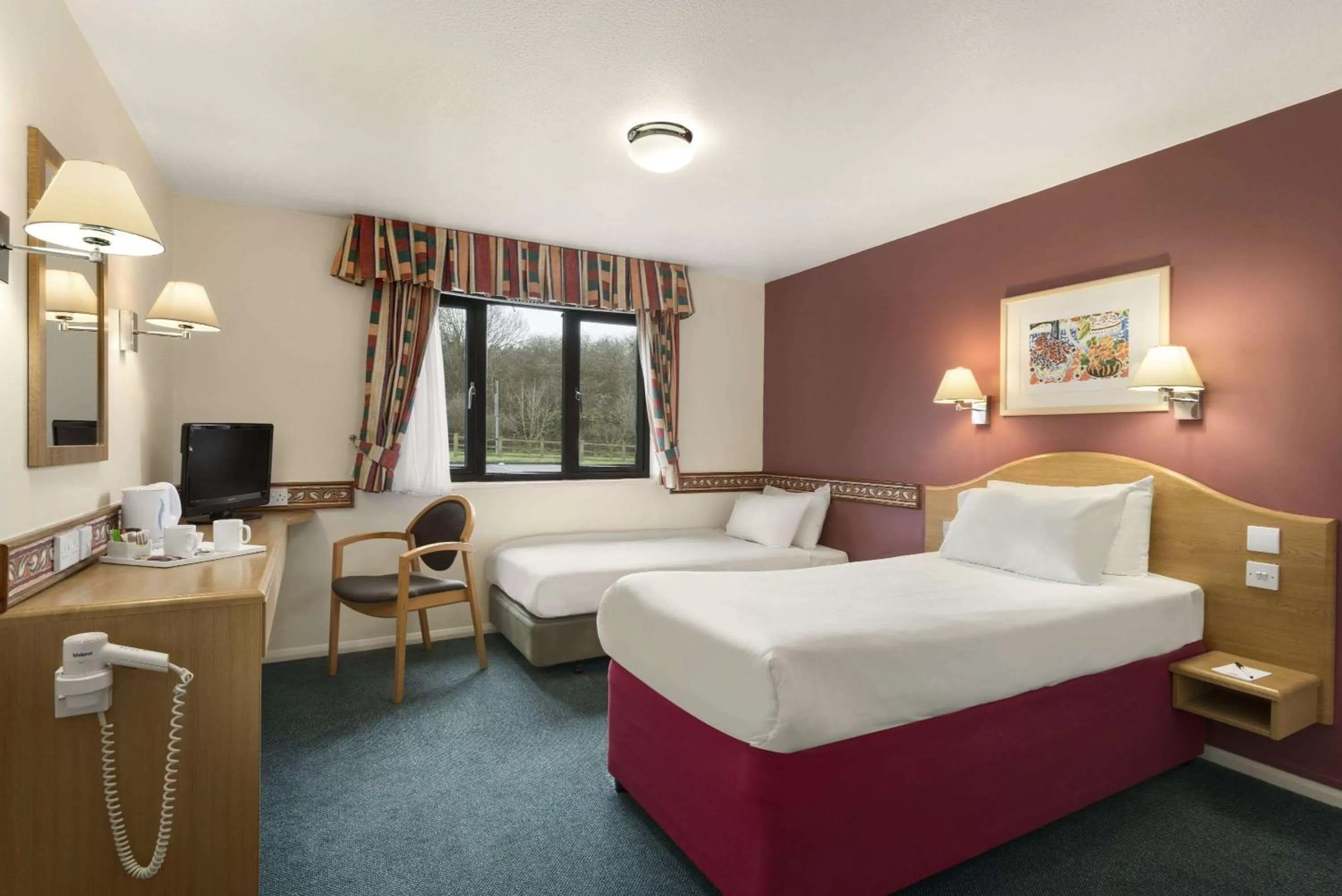 Photo of the whole room, Bed in Days Inn Michaelwood M5
