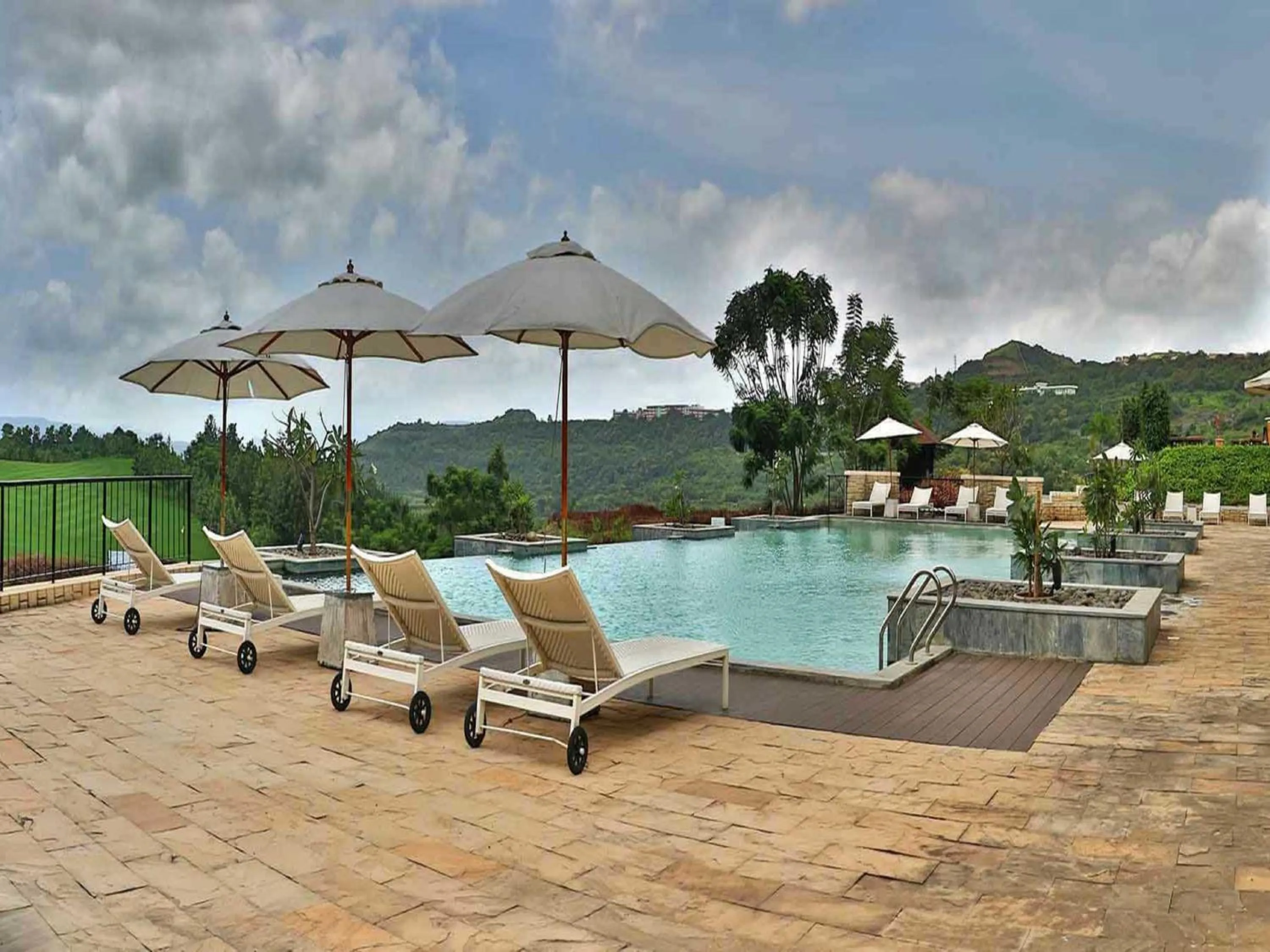 Swimming pool in Oxford Golf Resort