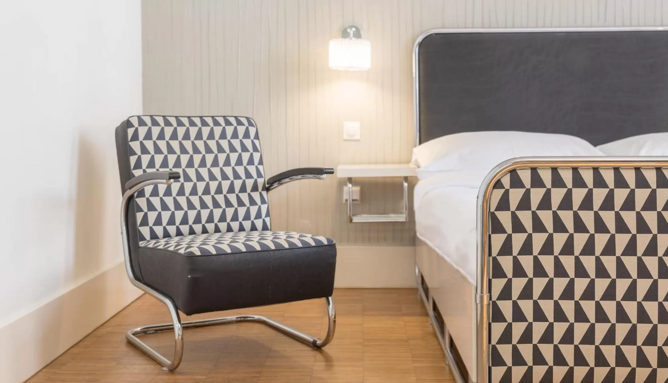 Seating area, Bed in Three Crowns Hotel