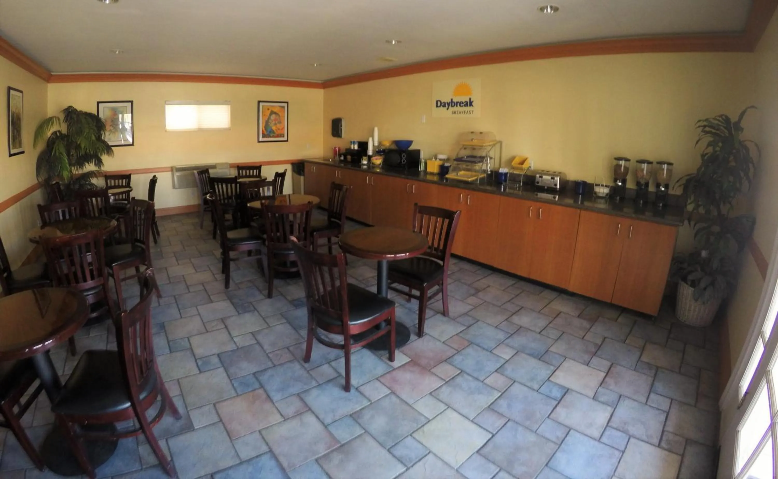 Dining area in Americas Best Value Inn Blythe CA