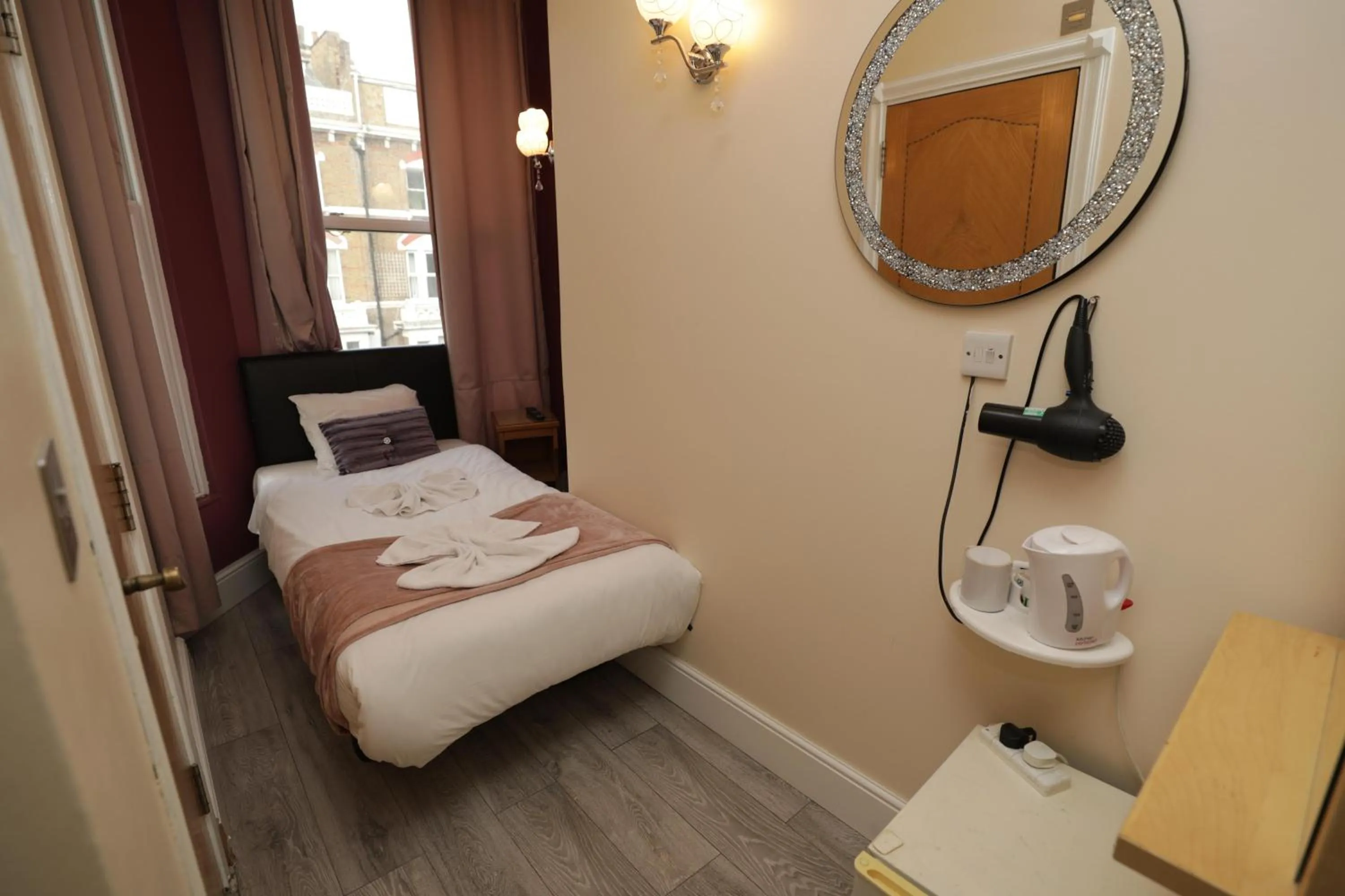 Bed in Holland Inn Hotel