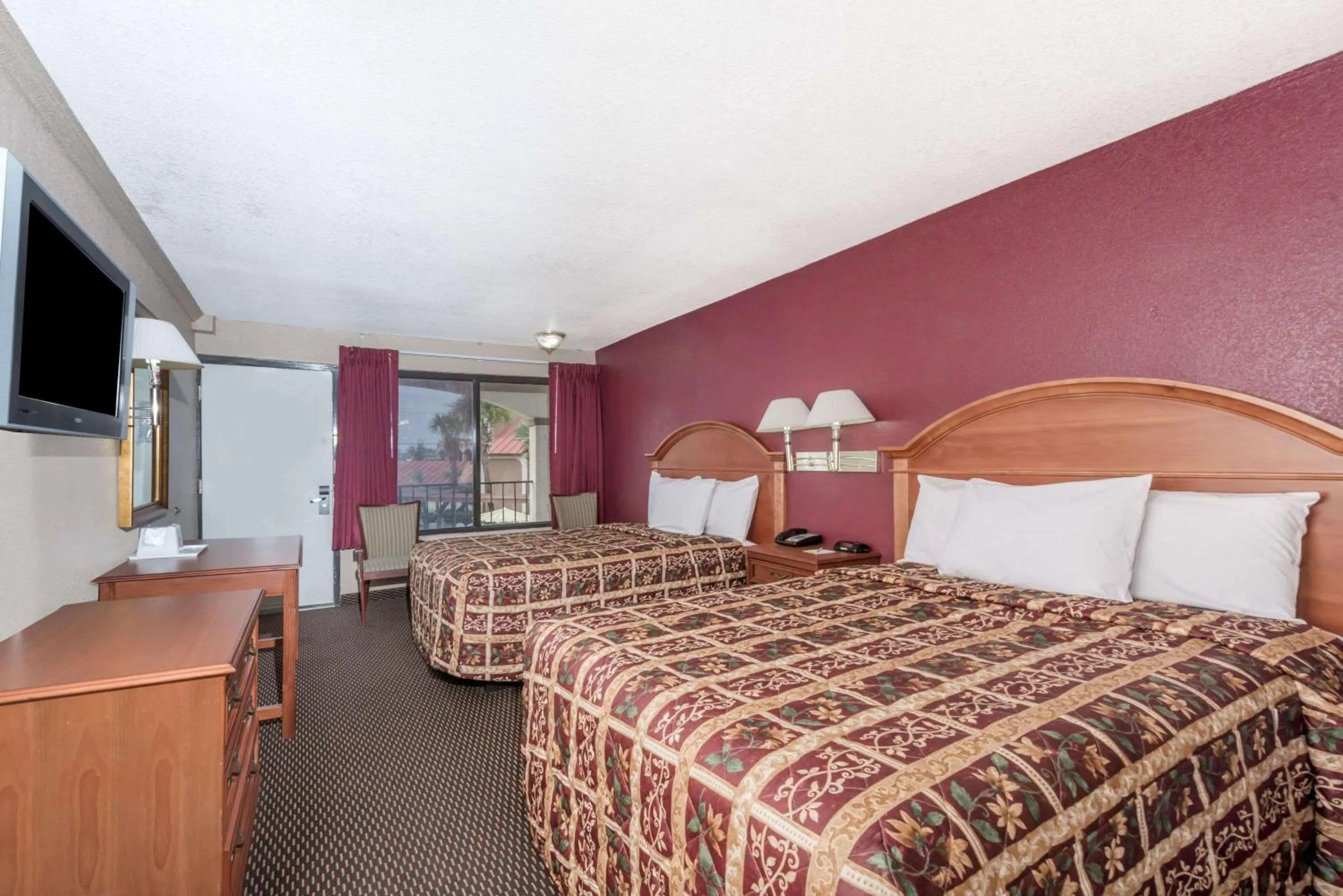 Photo of the whole room, Bed in Days Inn by Wyndham San Antonio Splashtown/ATT Center