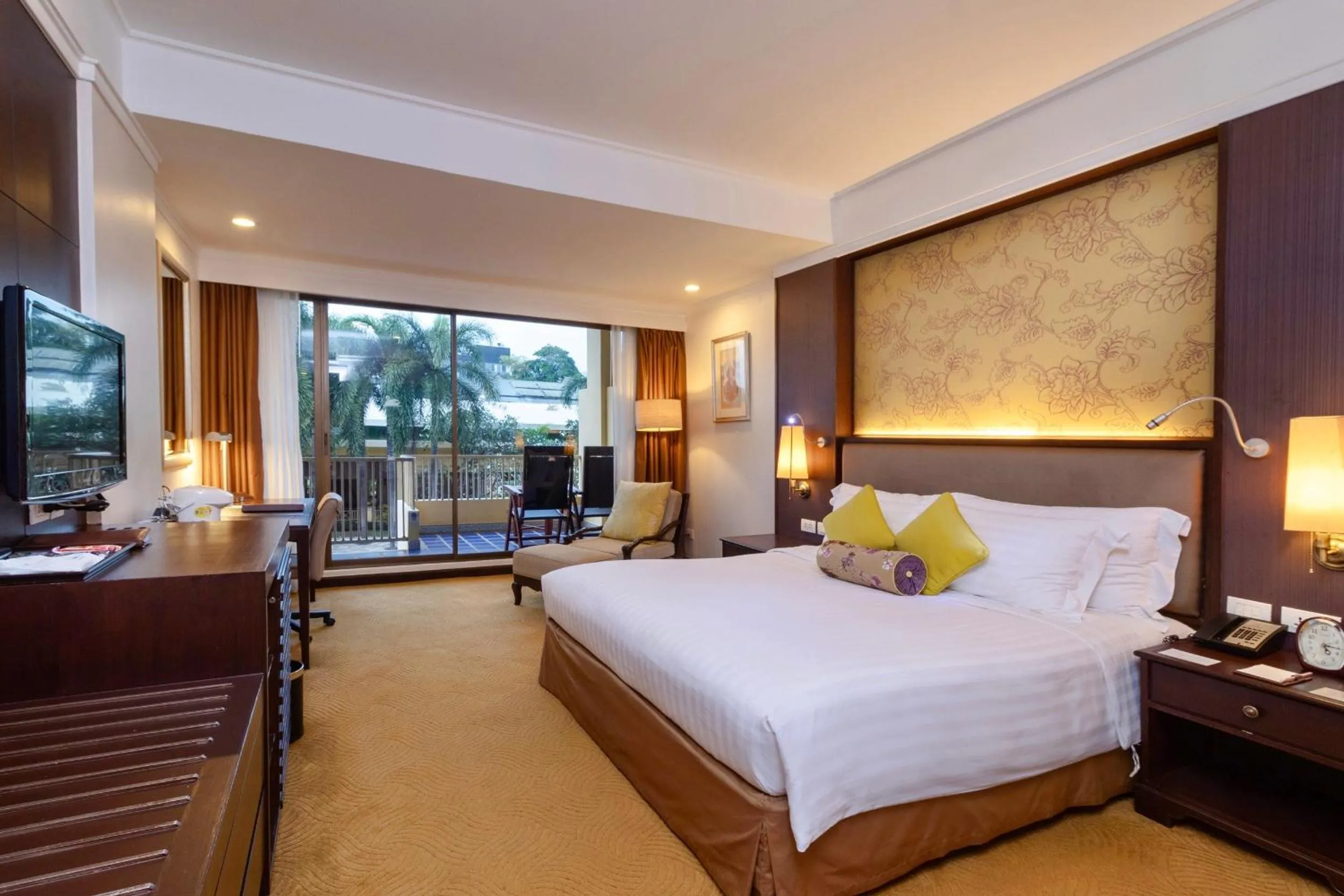 Bedroom, Bed in Dusit Thani Pattaya