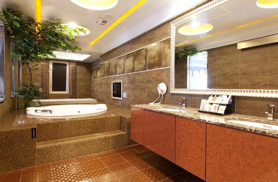 Bathroom in Discovery Motel - Yanping