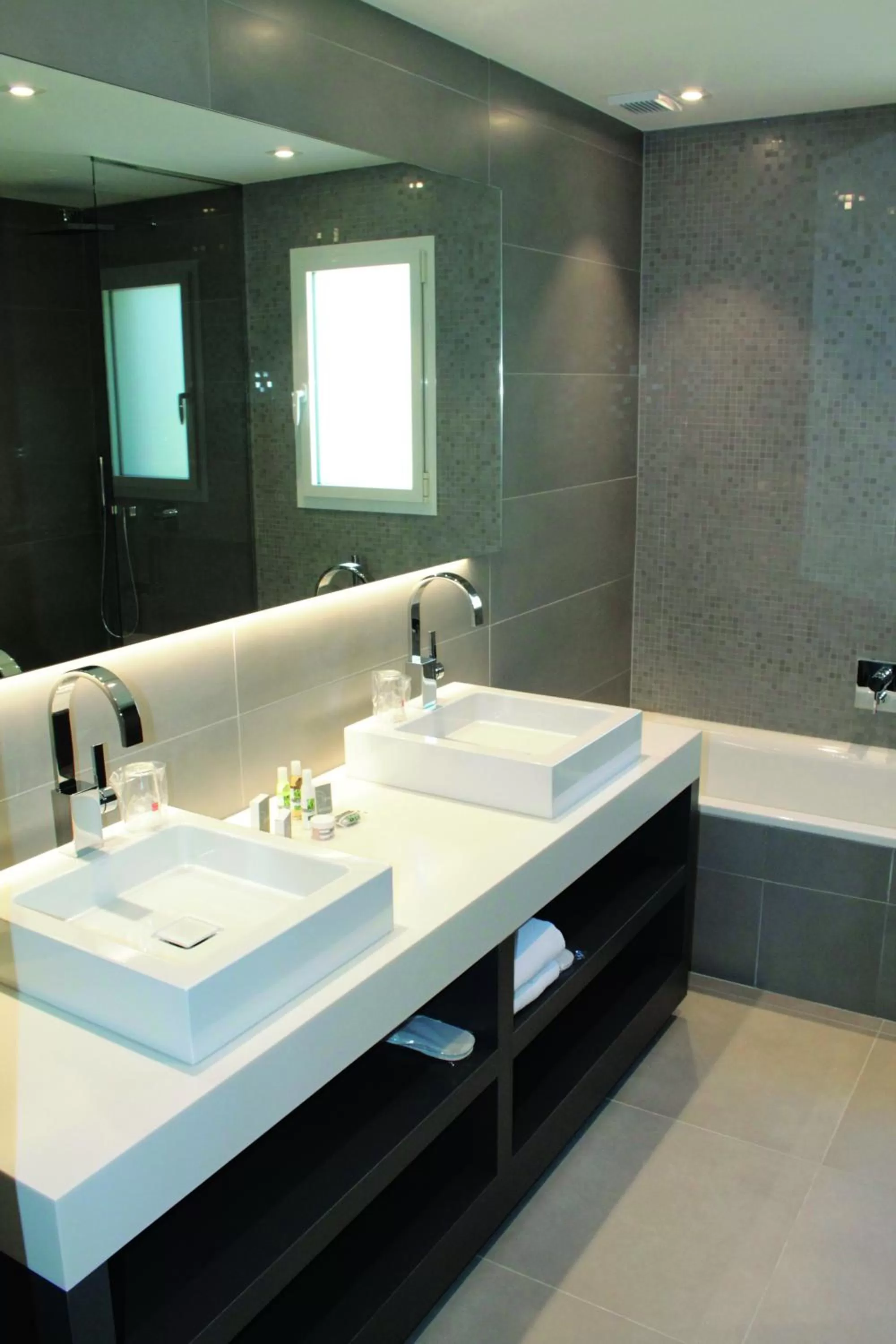 Bathroom in Hôtel Golf & Spa Château de la Bégude The Originals Collection