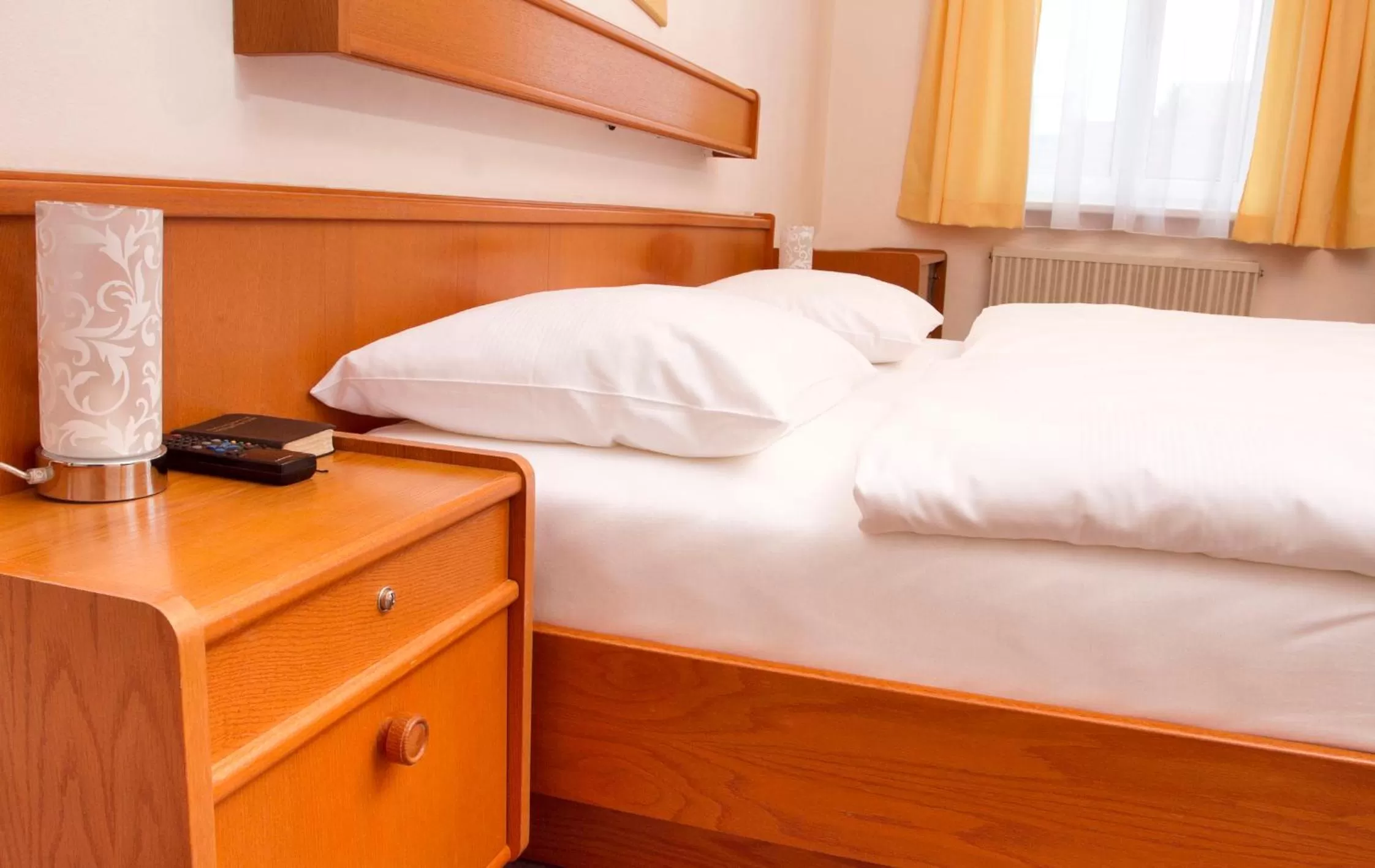 Bed in Hotel zur Sonne