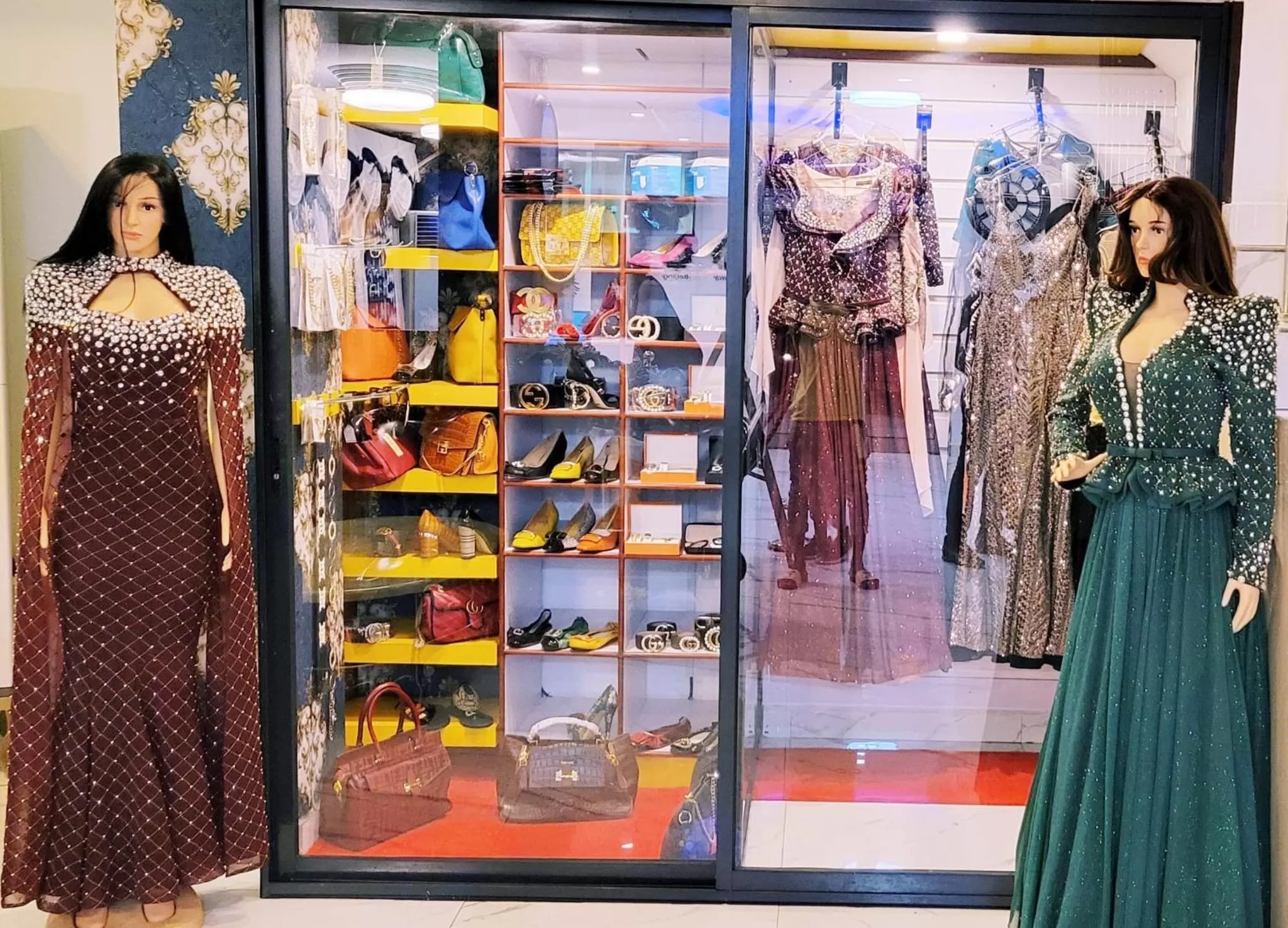 Shopping Area in Marriot Metropolitan Hotel