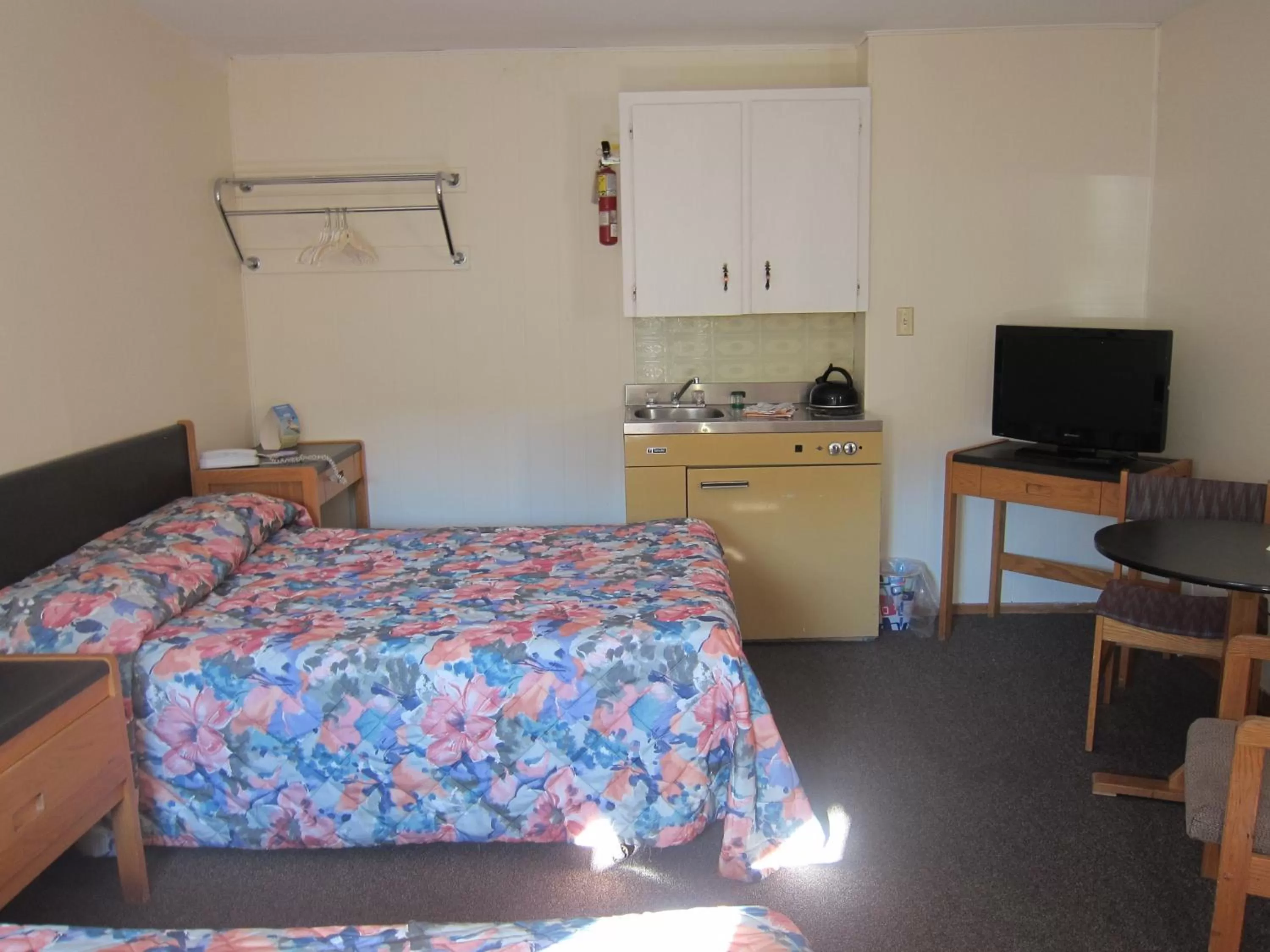 Kitchen or kitchenette, Bed in Shine Motel