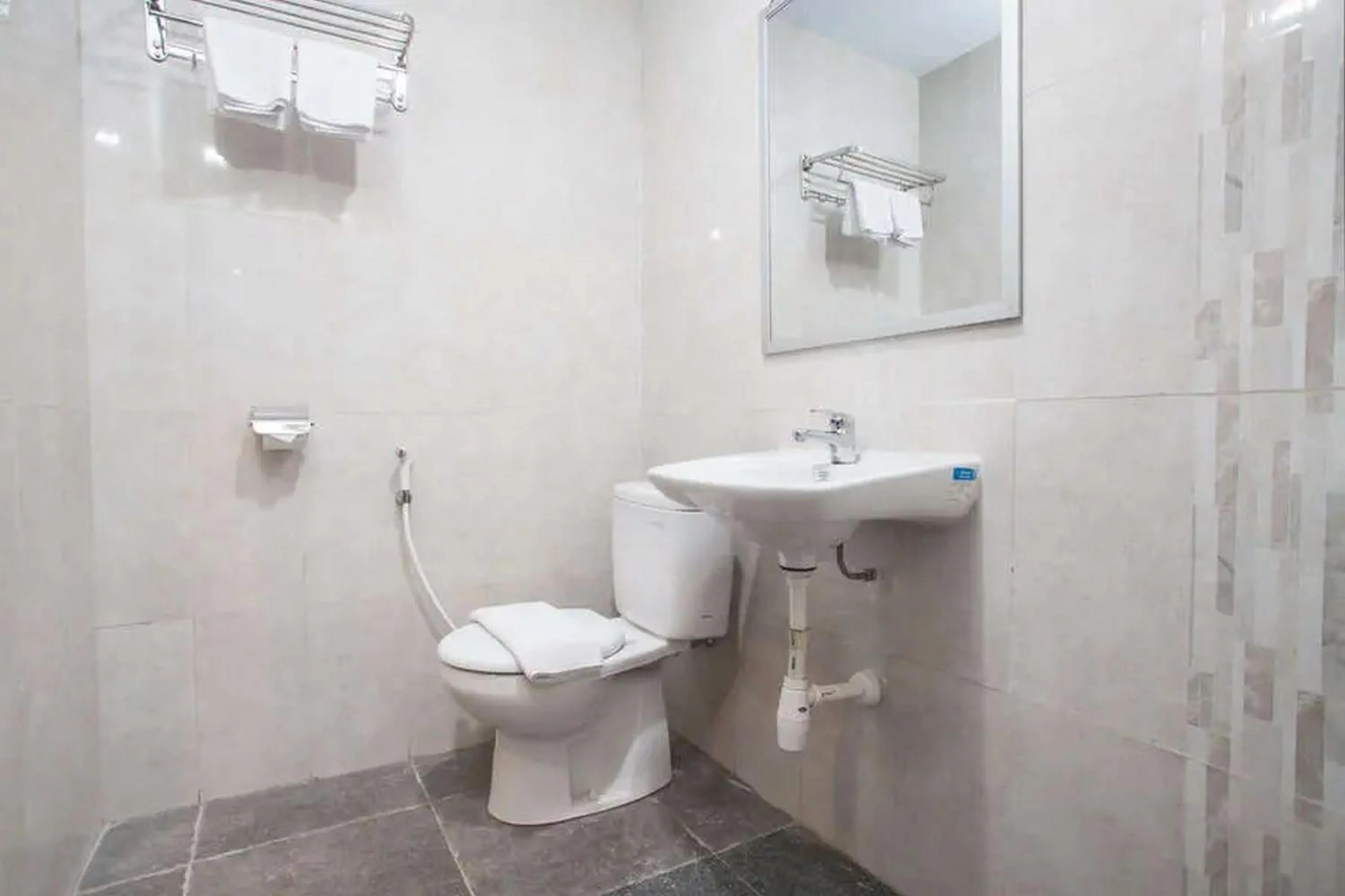 Bathroom in RedDoorz Premium @ Jalan Cengkeh Malang