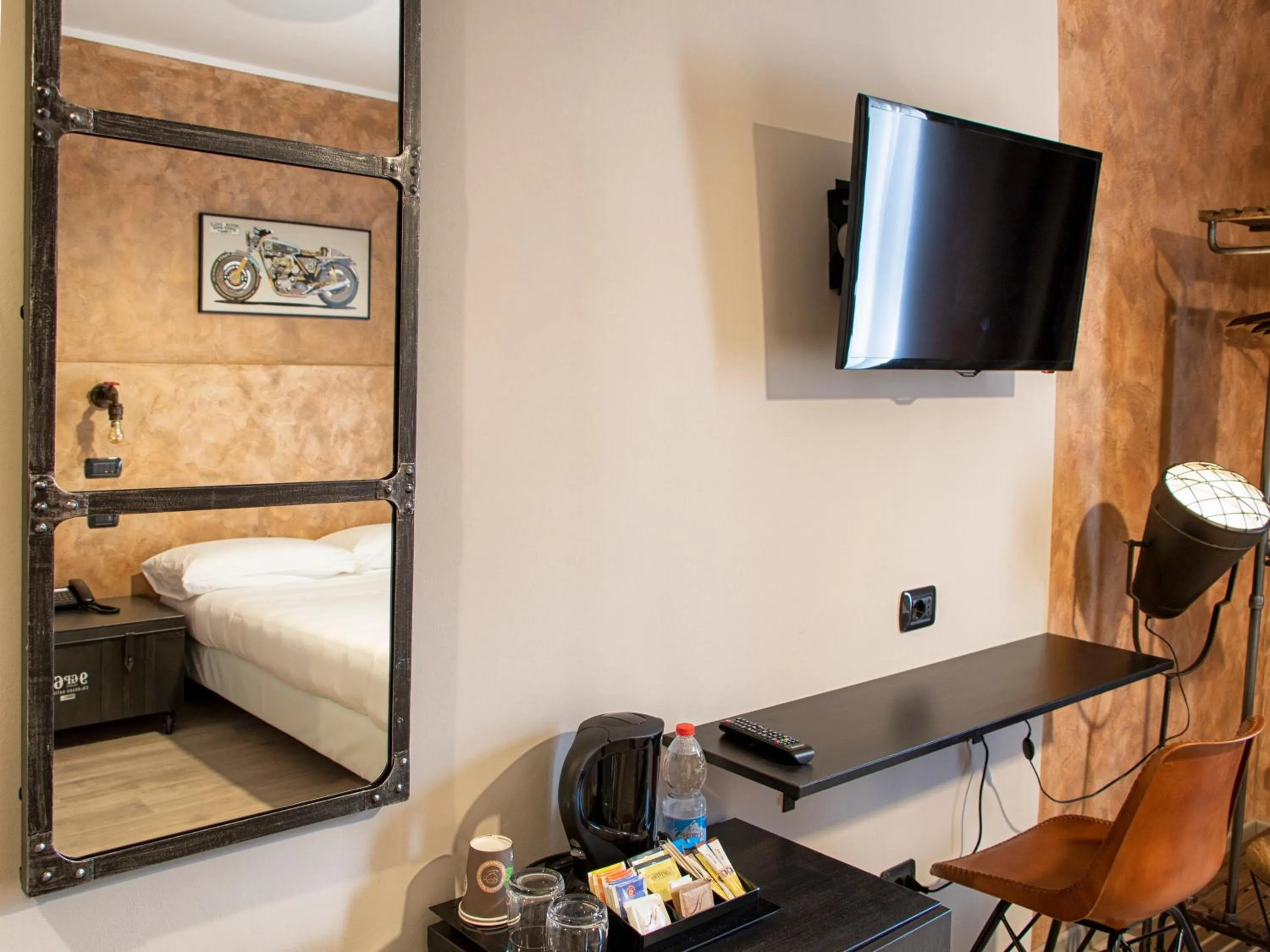 Photo of the whole room, Bed in Hotel Napoleon Susa