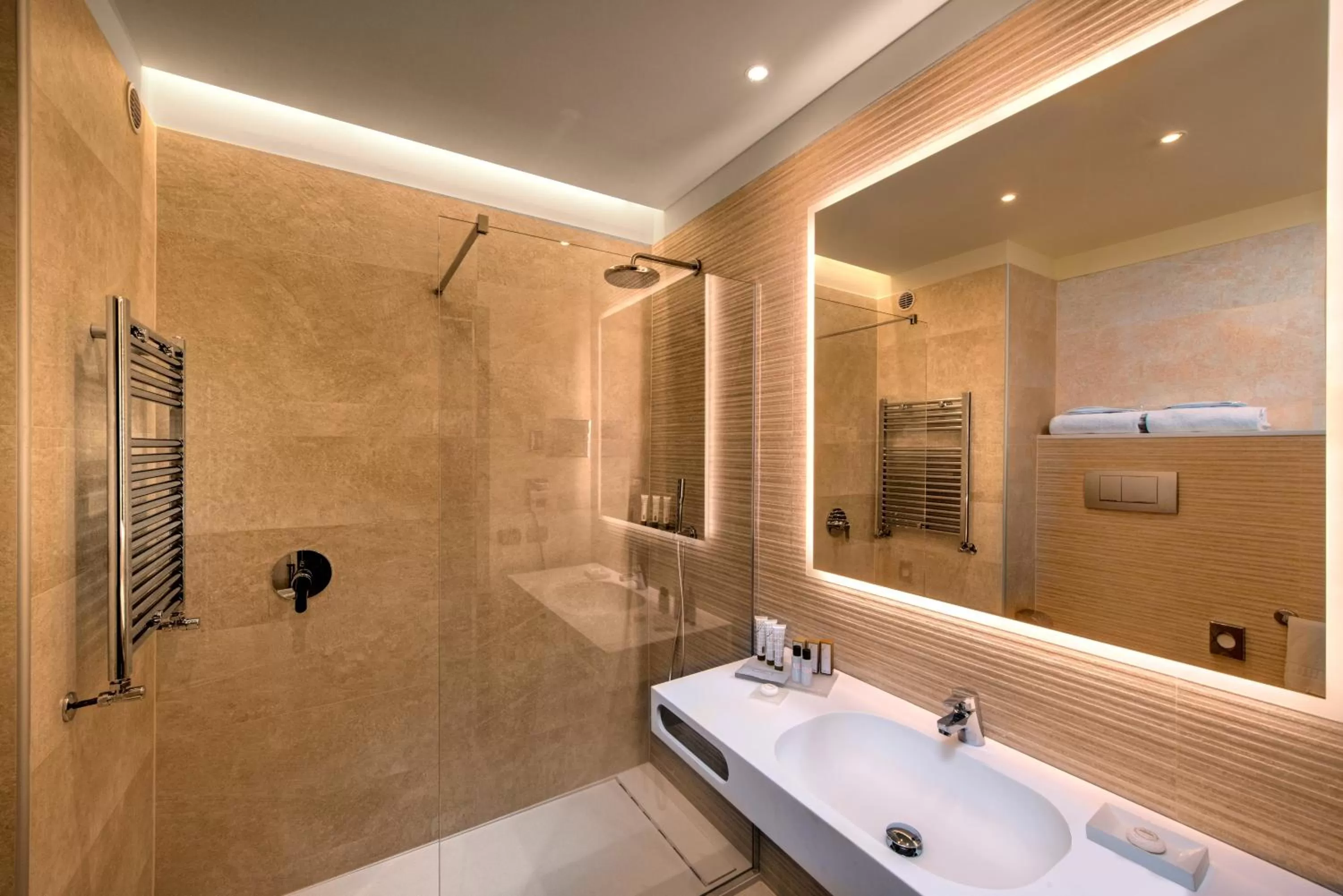 Shower in Savhotel Aemilia Bologna