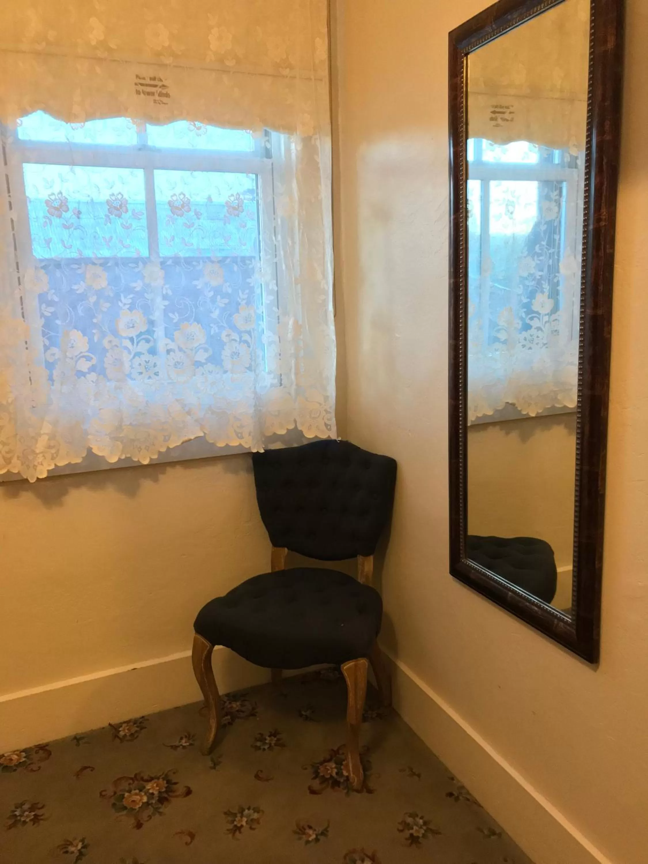 Seating area in Hotel Sutter