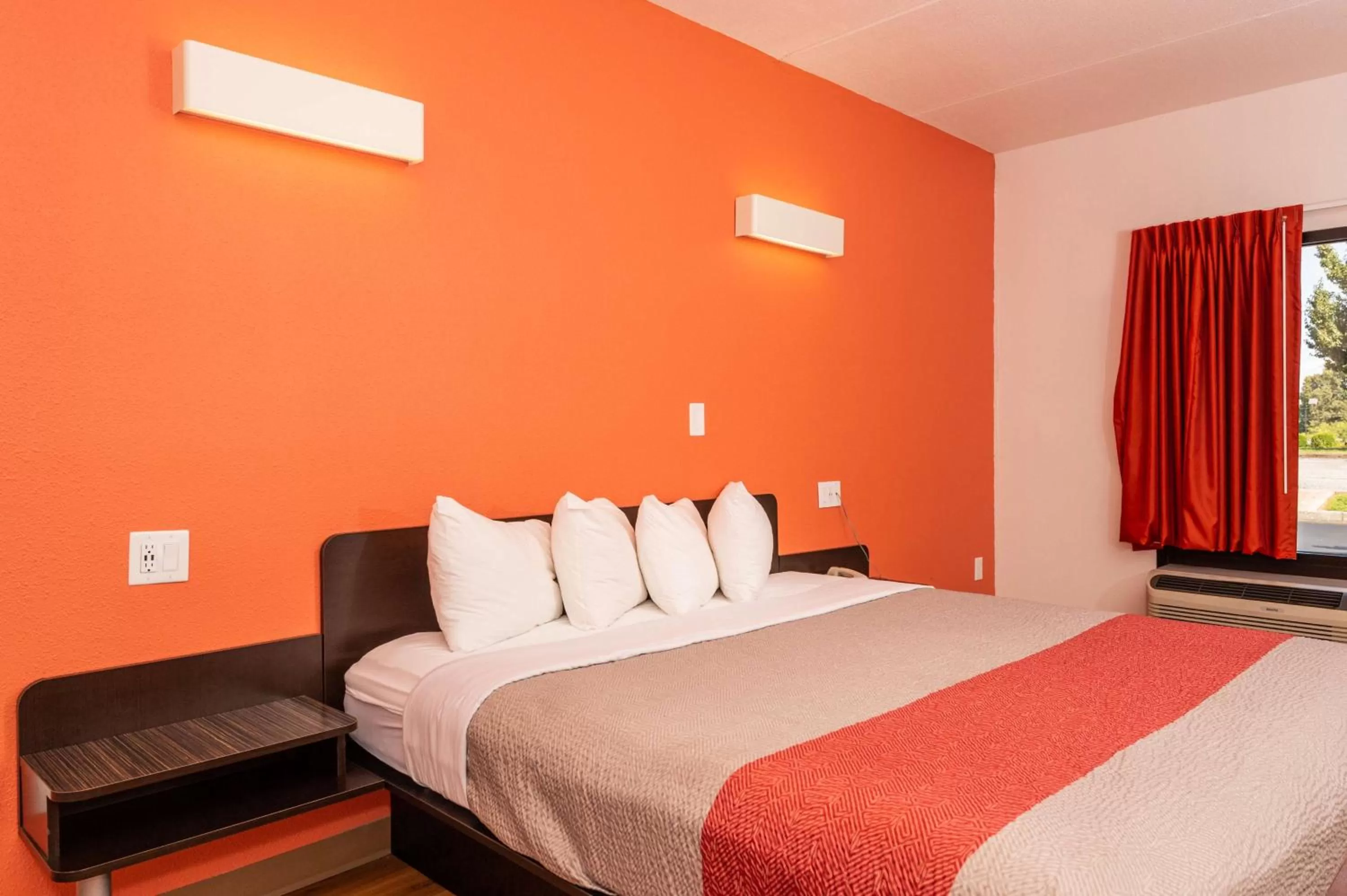 Photo of the whole room, Bed in Motel 6-Kingsport, TN