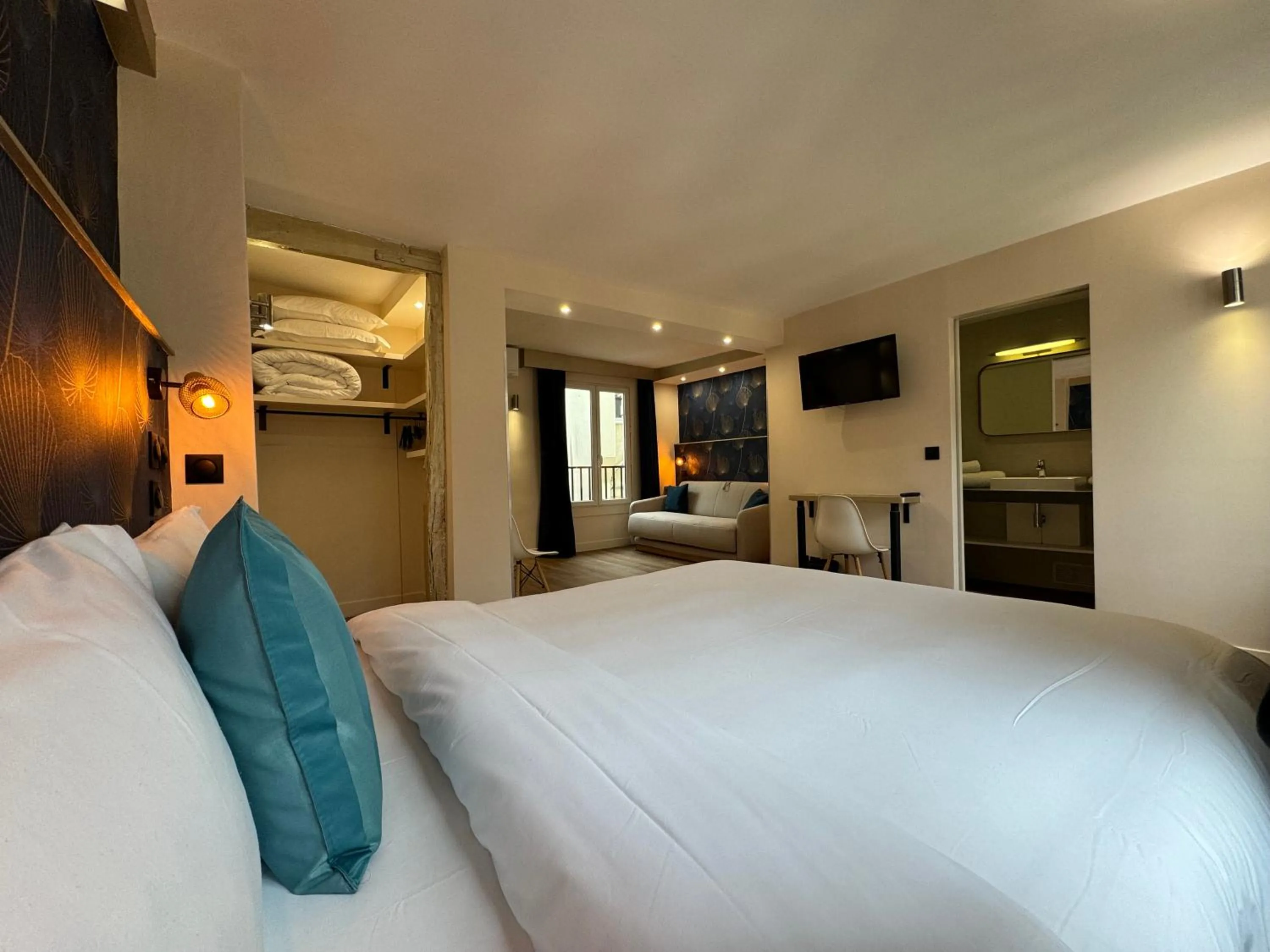 Property building, Bed in Hotel Nation Montmartre