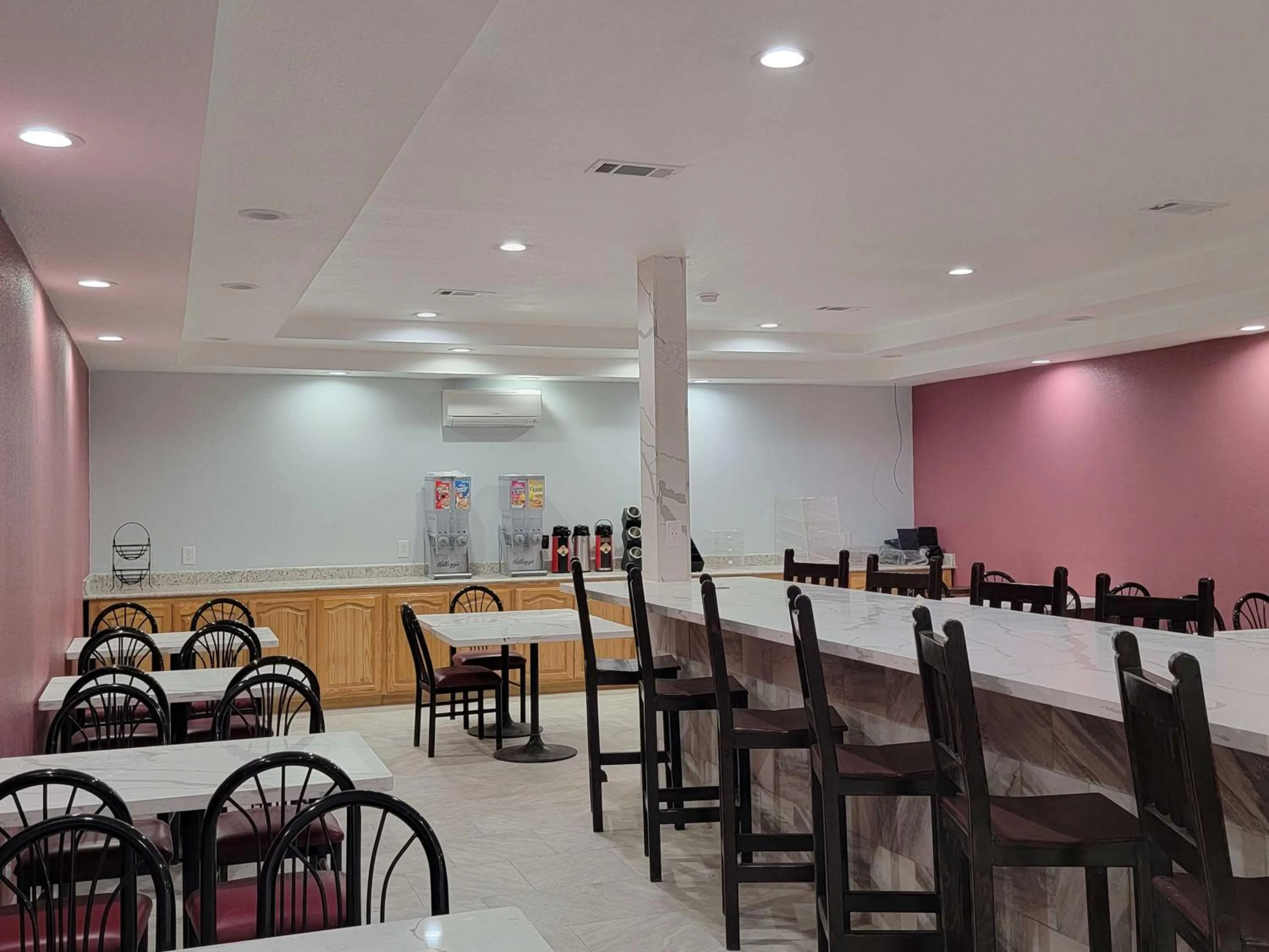 Restaurant/places to eat in SureStay Plus Hotel by Best Western Odessa