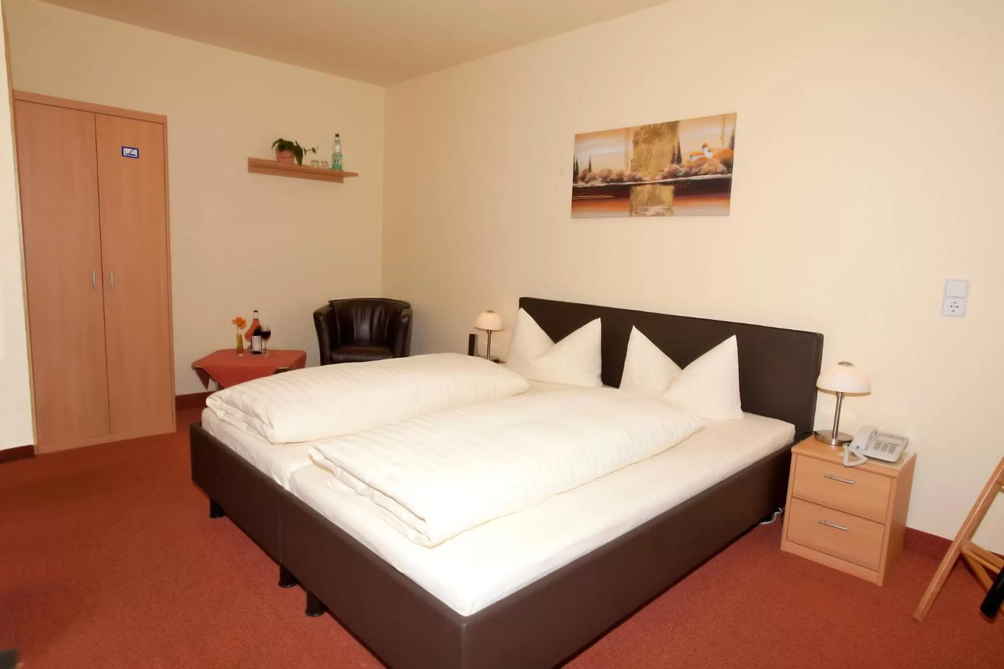 Photo of the whole room, Bed in Hotel-Pension zum Markt