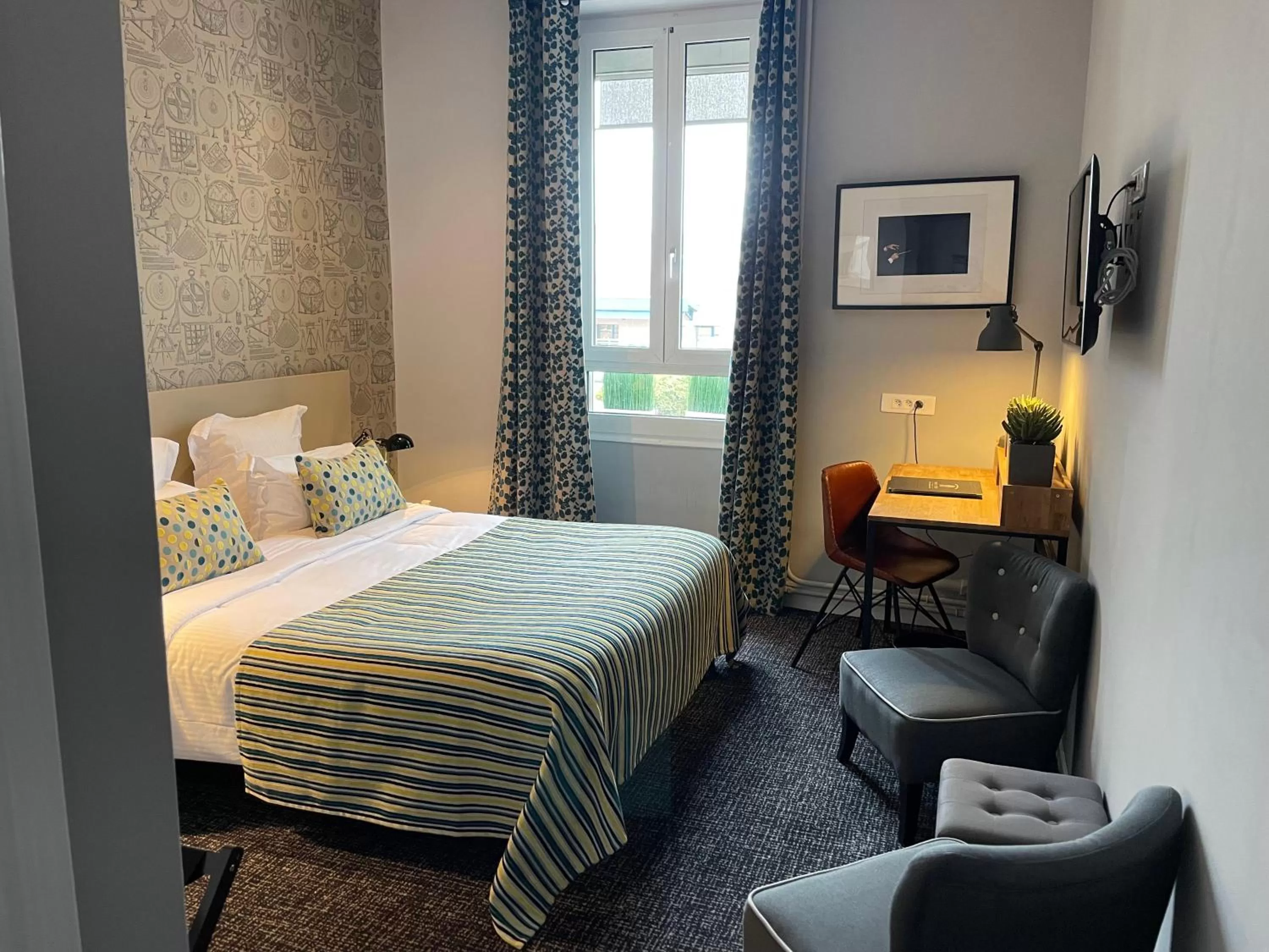 Bedroom, Bed in Nouvel Hôtel & Appartements