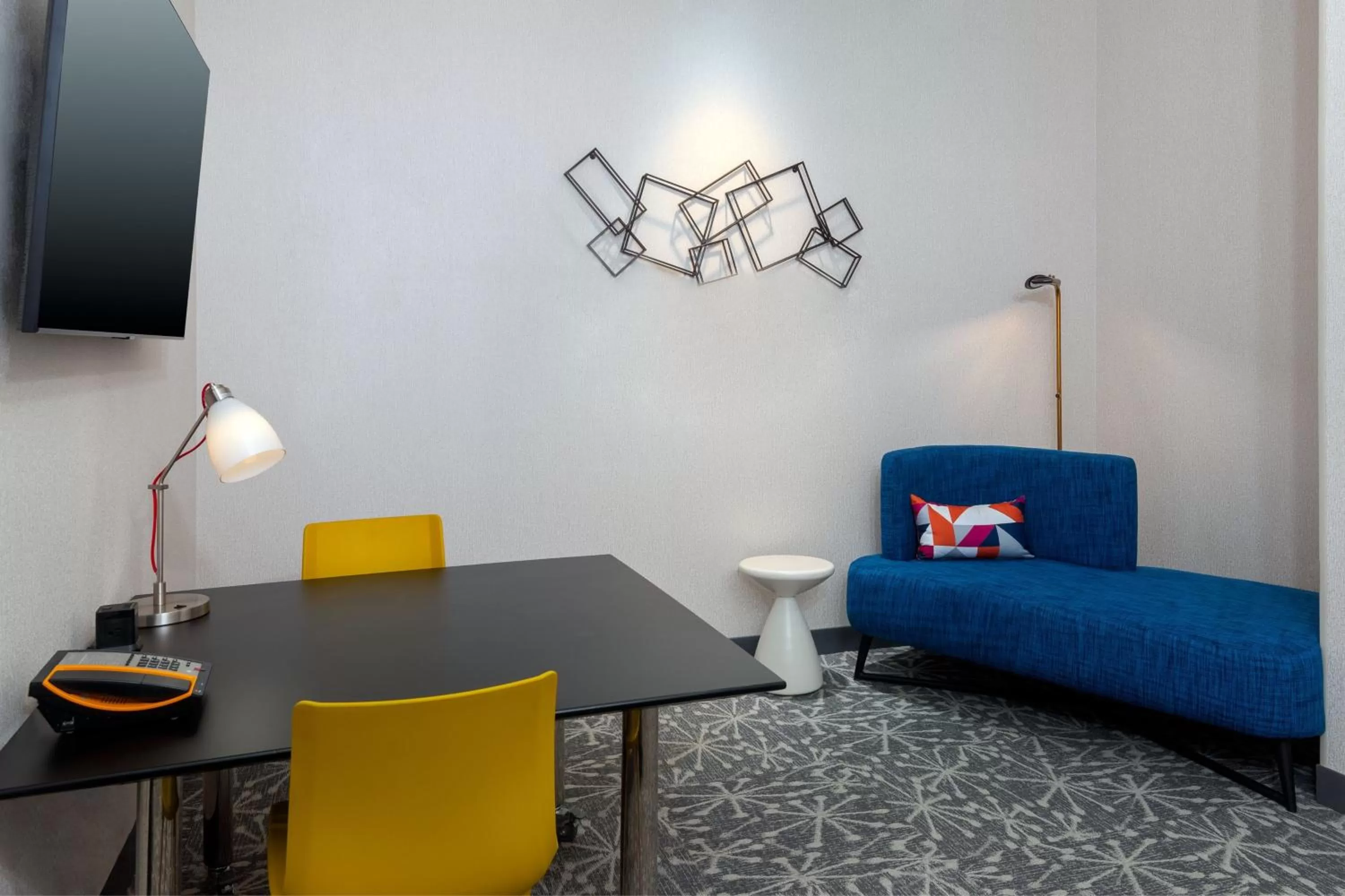 Photo of the whole room in Aloft Orlando Downtown