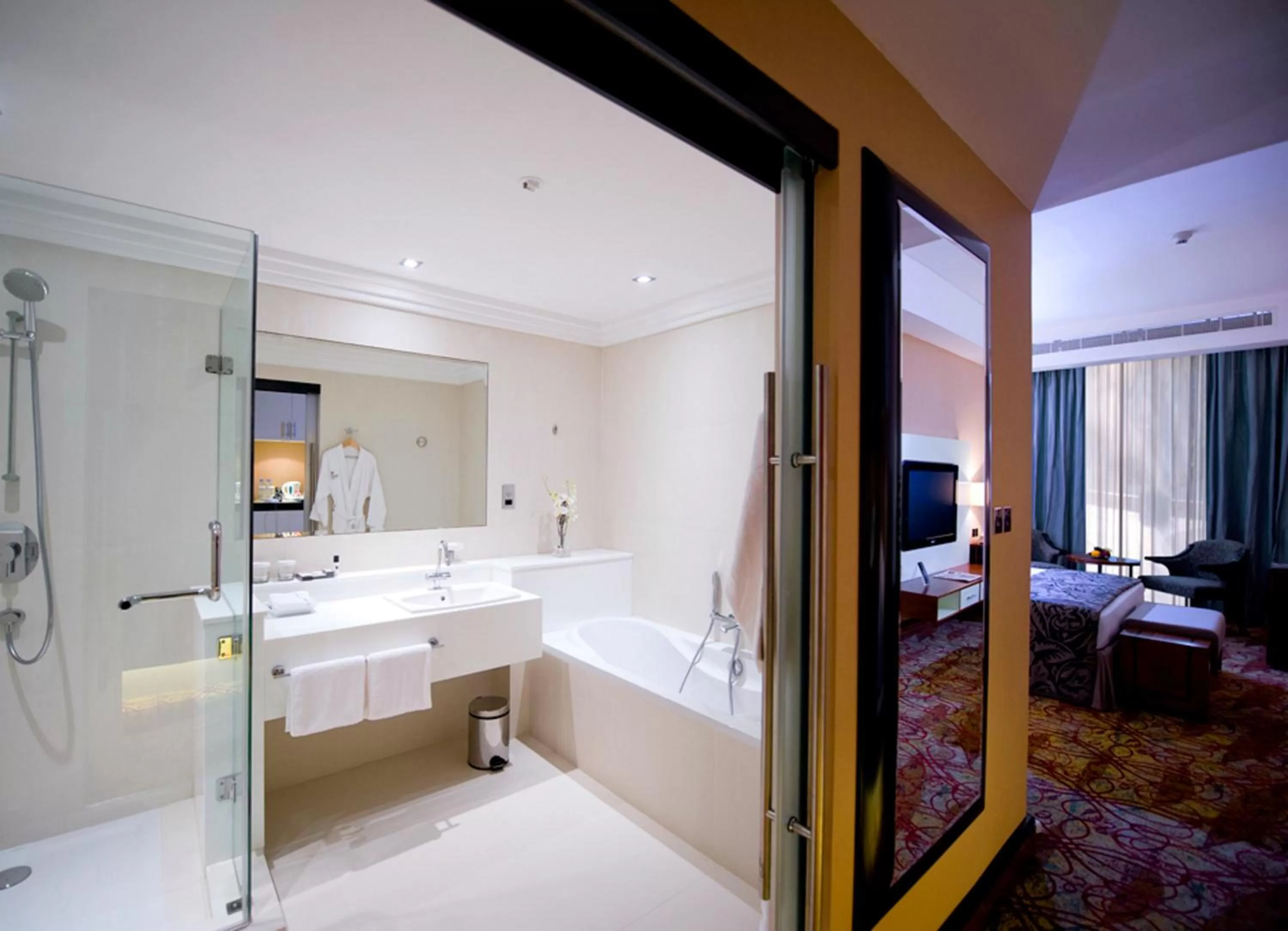 Shower, Bed in Millennium Airport Hotel Dubai