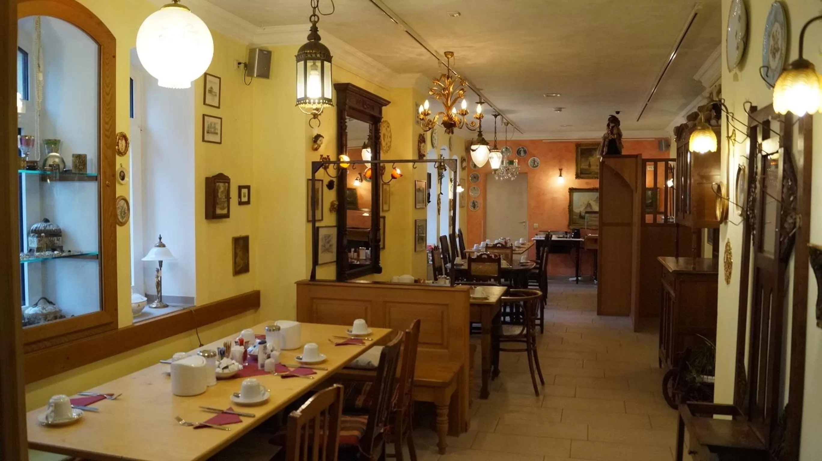 Restaurant/places to eat in Hotel Select