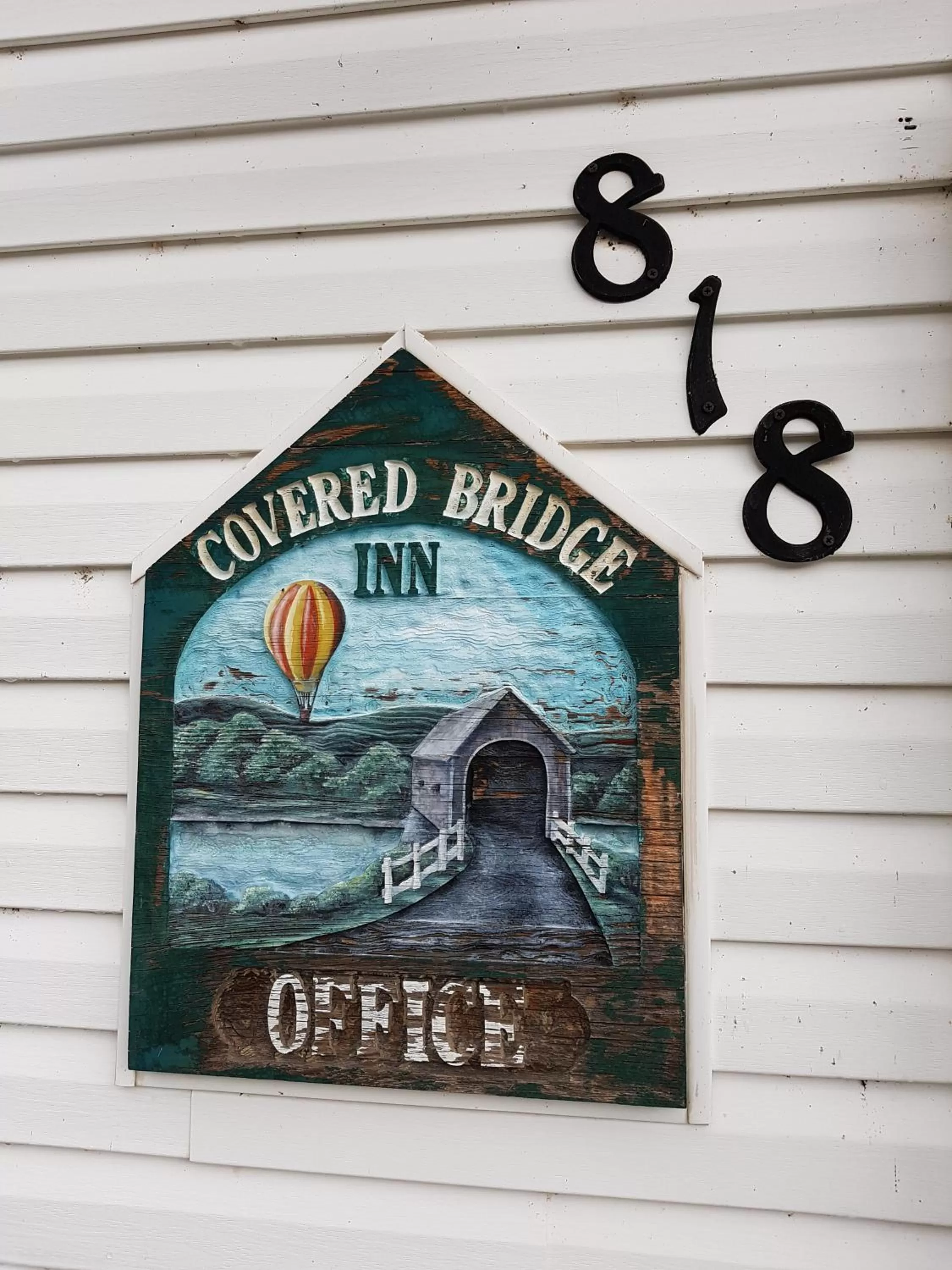 Property Logo/Sign in Covered Bridge Inn & Suites