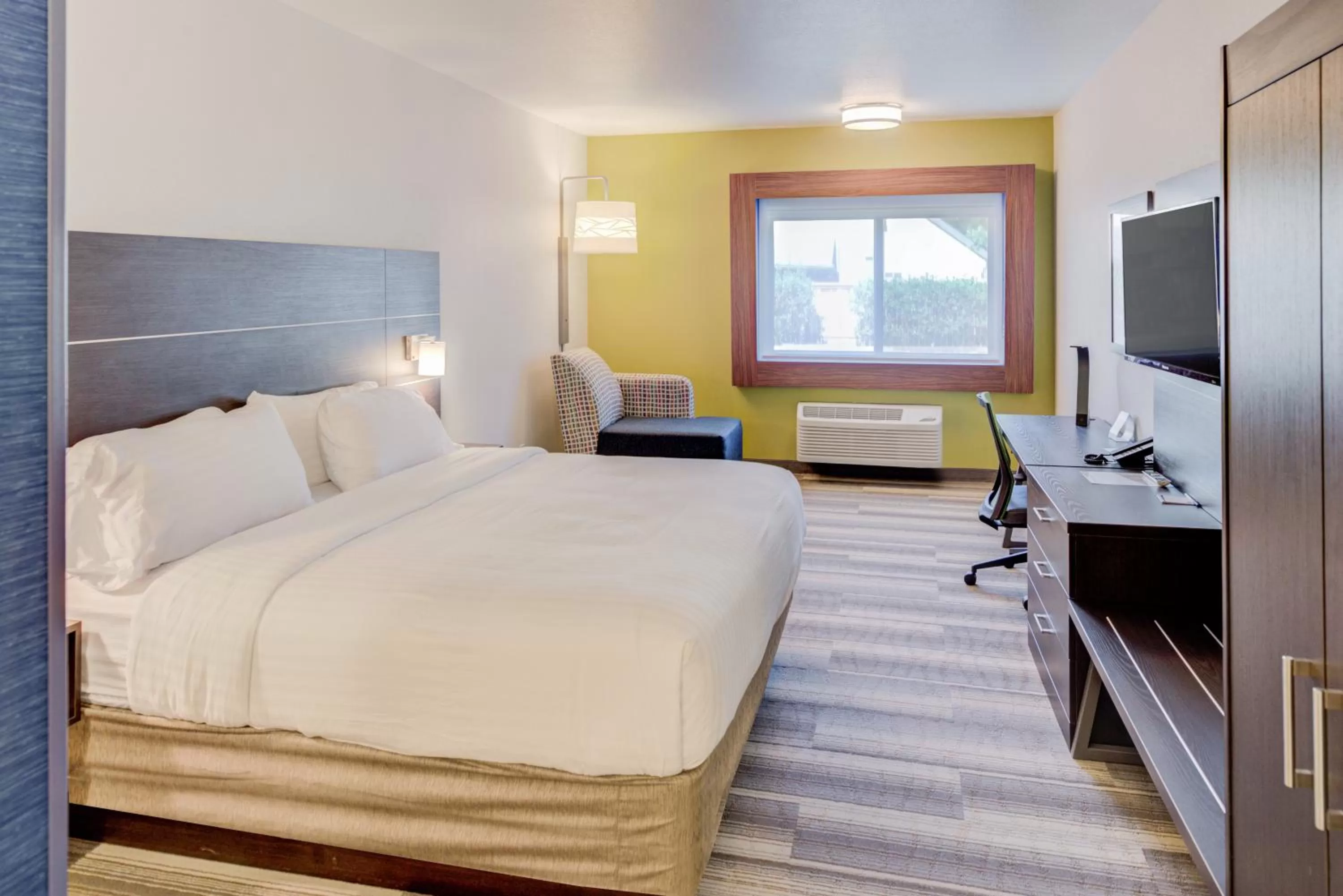 Photo of the whole room, Bed in Holiday Inn Express Newberg - Wine Country by IHG