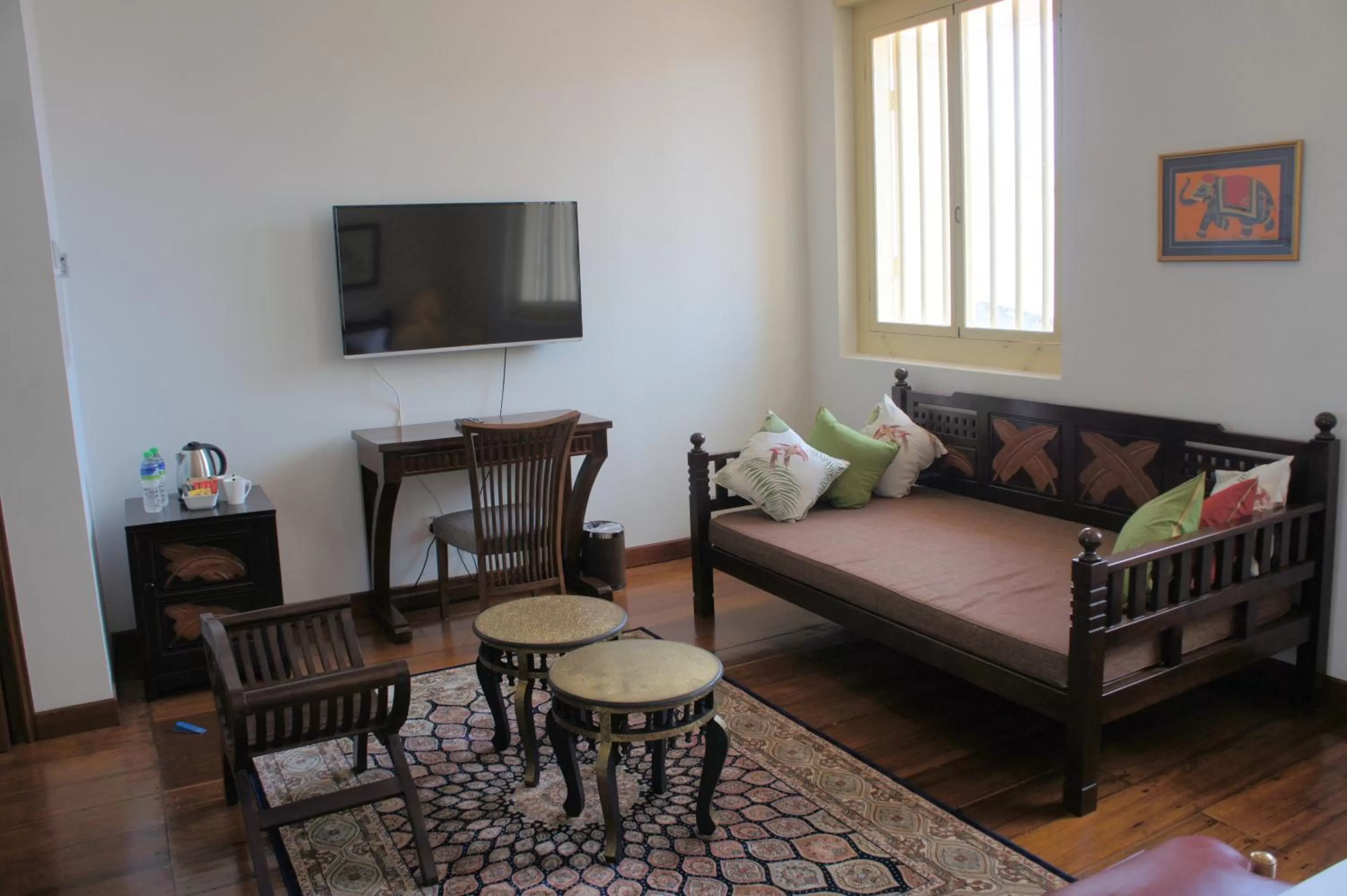 Seating area in Heeren Palm Suites