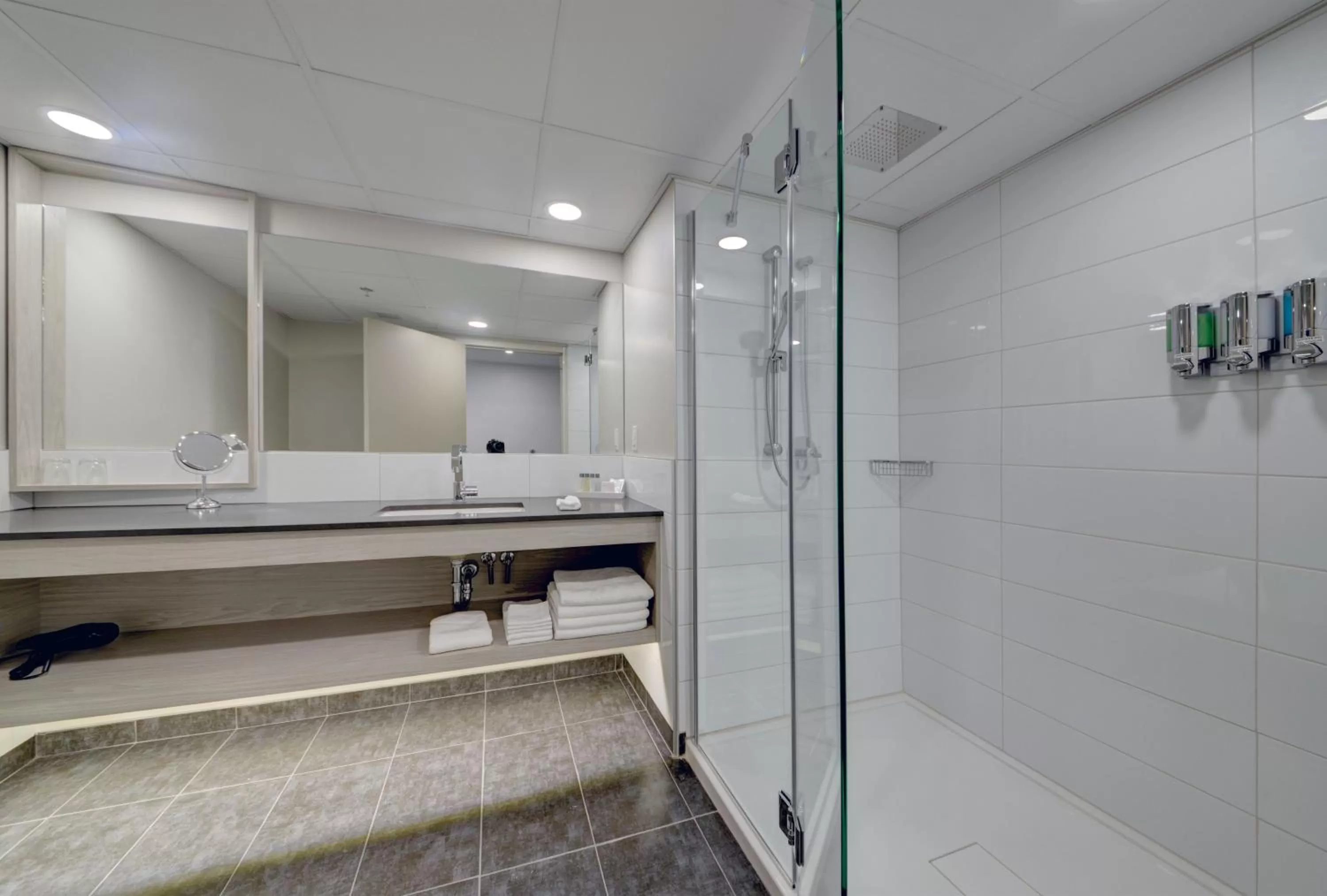 Shower in Hôtel Universel, Centre de congrès Rivière-du-Loup