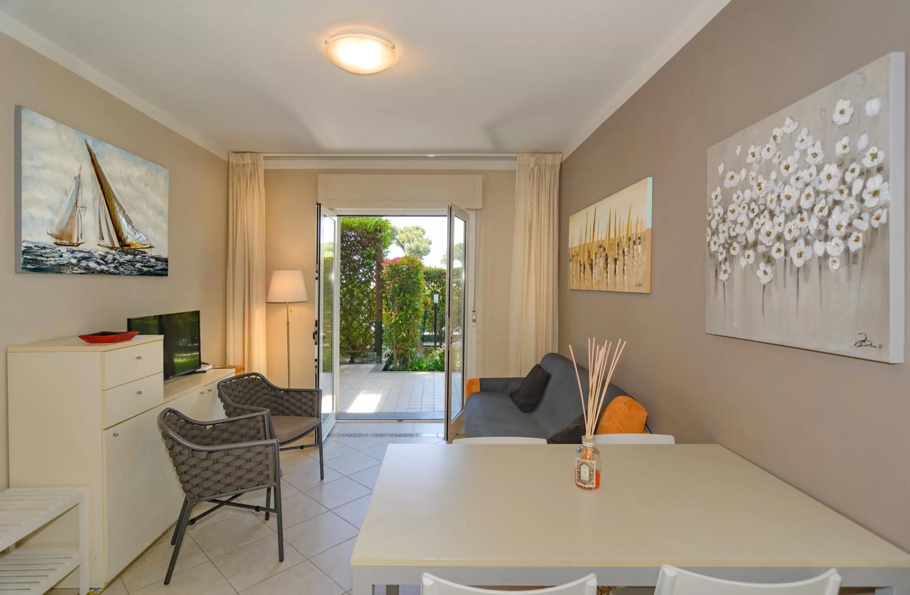 Seating Area in Michelangelo rta