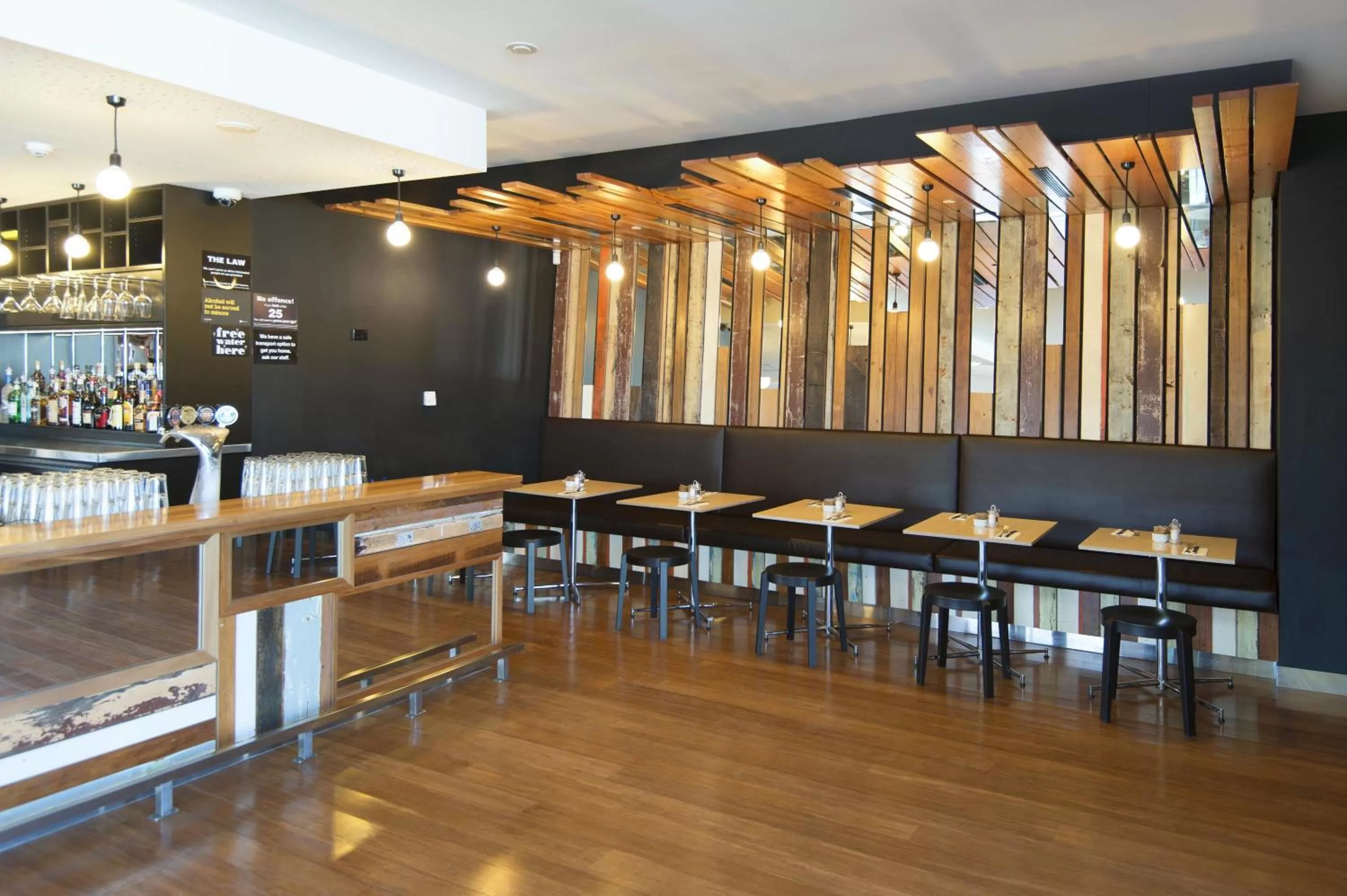 Restaurant/places to eat in BreakFree on Cashel, an Accor Hotel