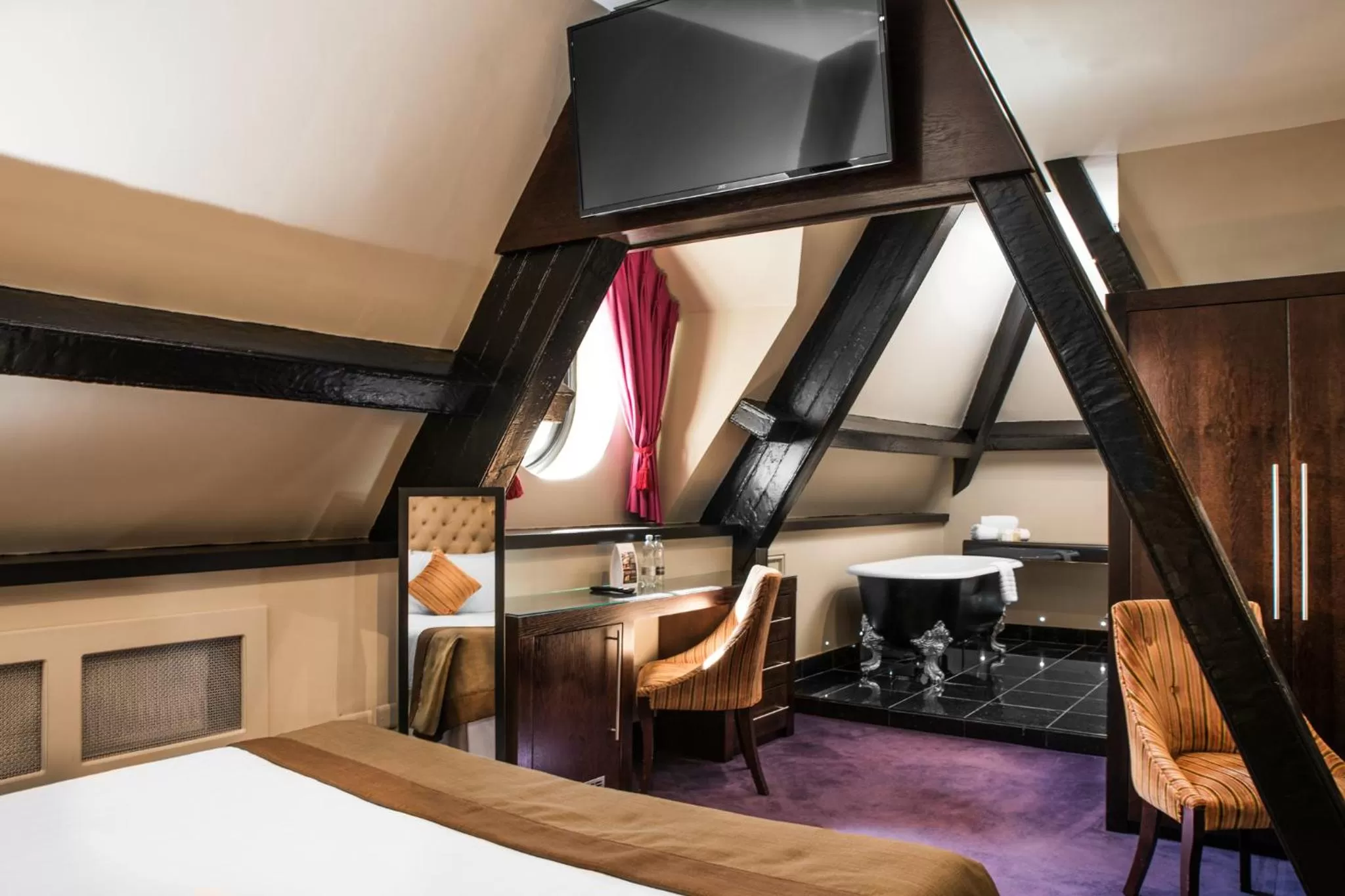 Bedroom, Bed in Great Victoria Hotel